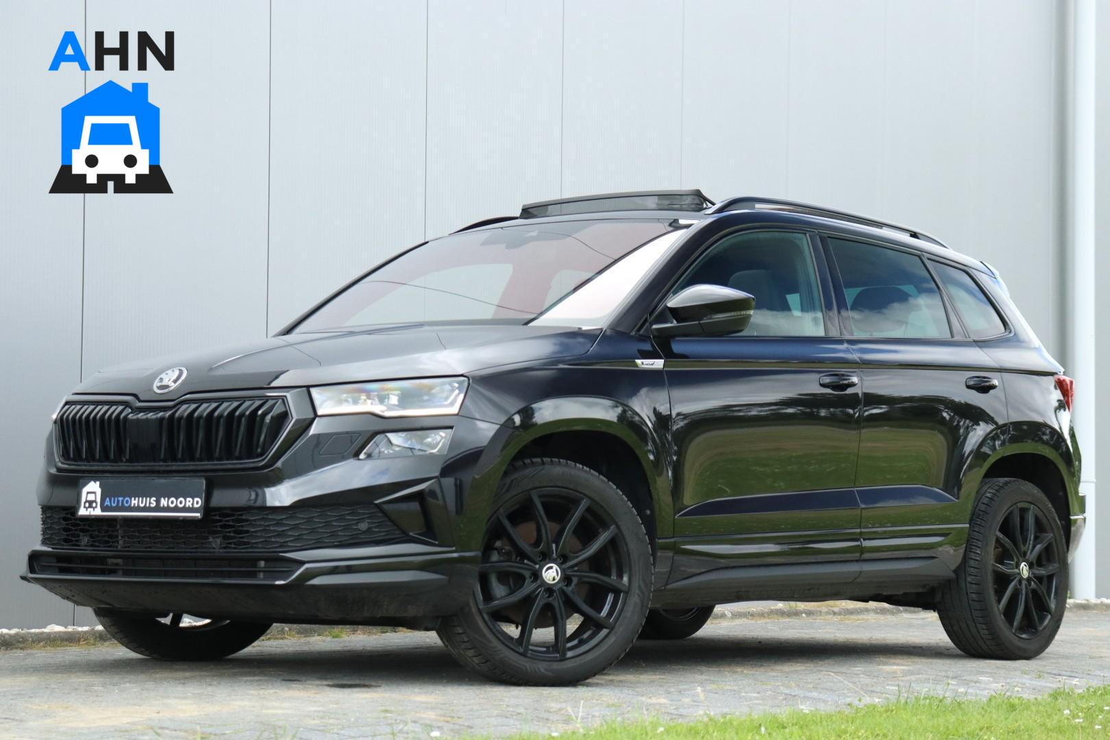 Skoda Karoq 1.5 TSI / 150 PK / DSG / Sportline / VOL OPTIES / Pano / Black Edition / Virtual Cockpit / Camera / Adaptieve Cruise Control / Trekhaak / 18"! 2023 - voorkant