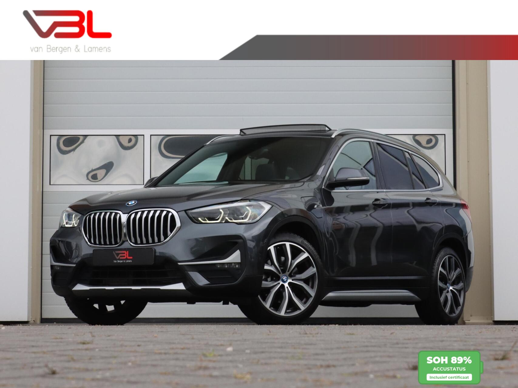 BMW X1 xDrive25e High Executive | Panoramadak | SOH 89% | Apple Carplay 2022 - voorkant