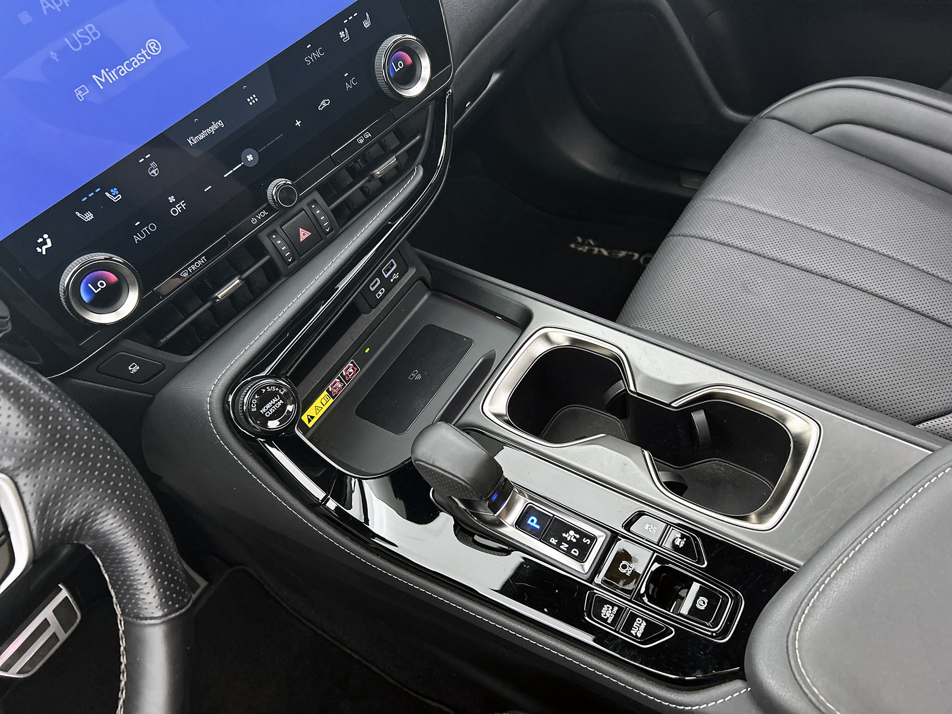 Foto van Lexus Lexus Nx450h+