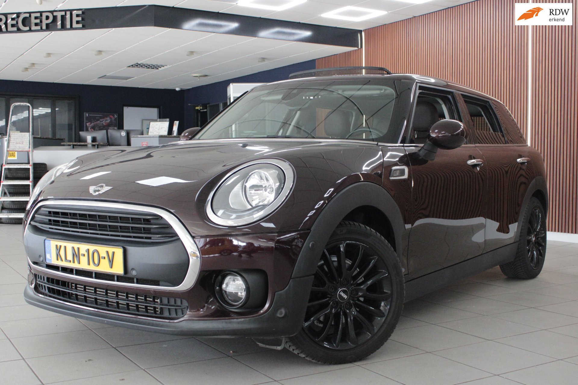 Mini Clubman One 1.5 One Chili Serious Business | Airco | Pano | Carplay | Cruise control | Parkeersensoren | Stoelverwarming 2016 - voorkant