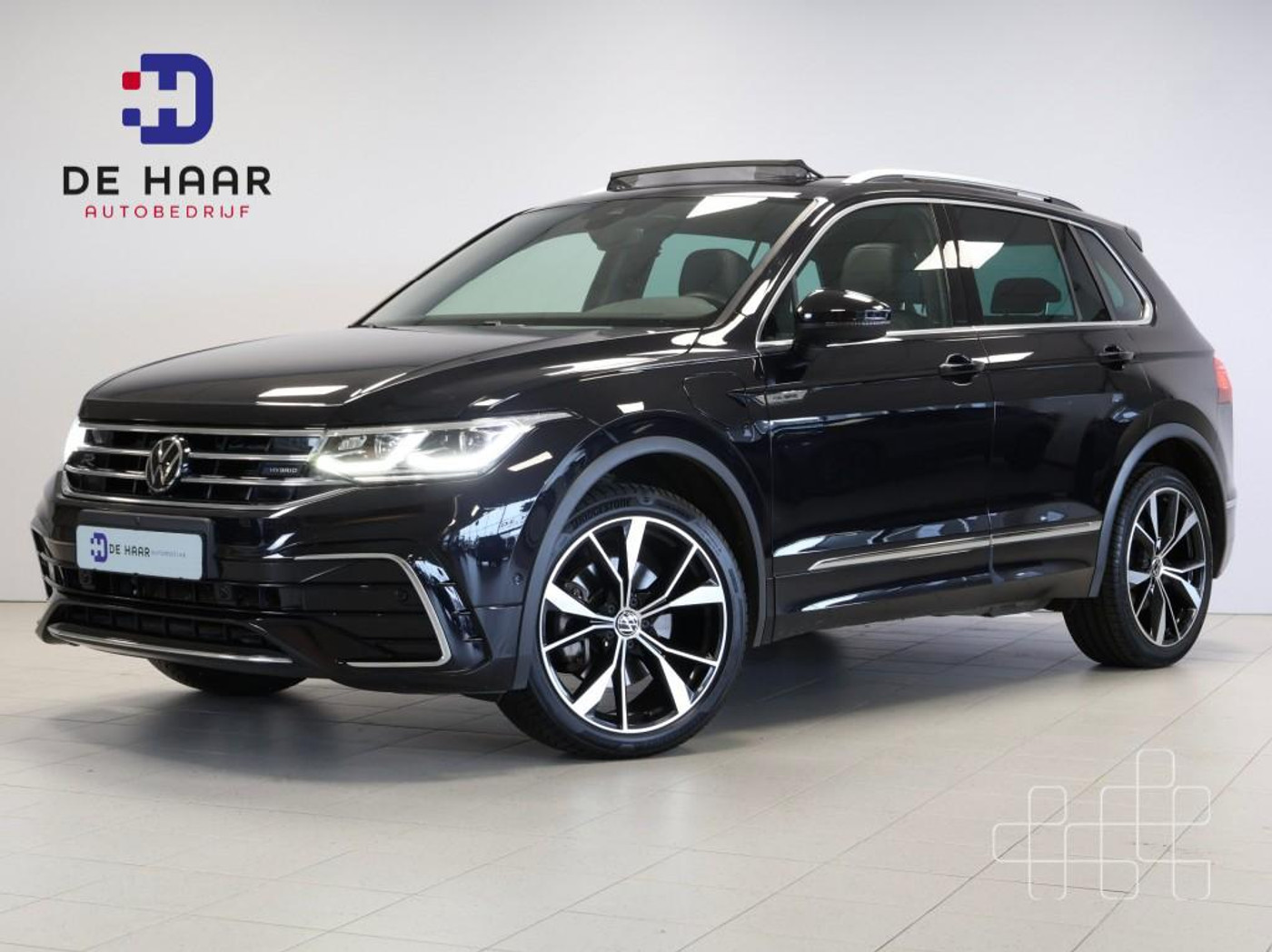 Volkswagen Tiguan 1,4 TSI eHybrid R-Line Business+ - Pano - Leer - Trekhaak 2023 - voorkant