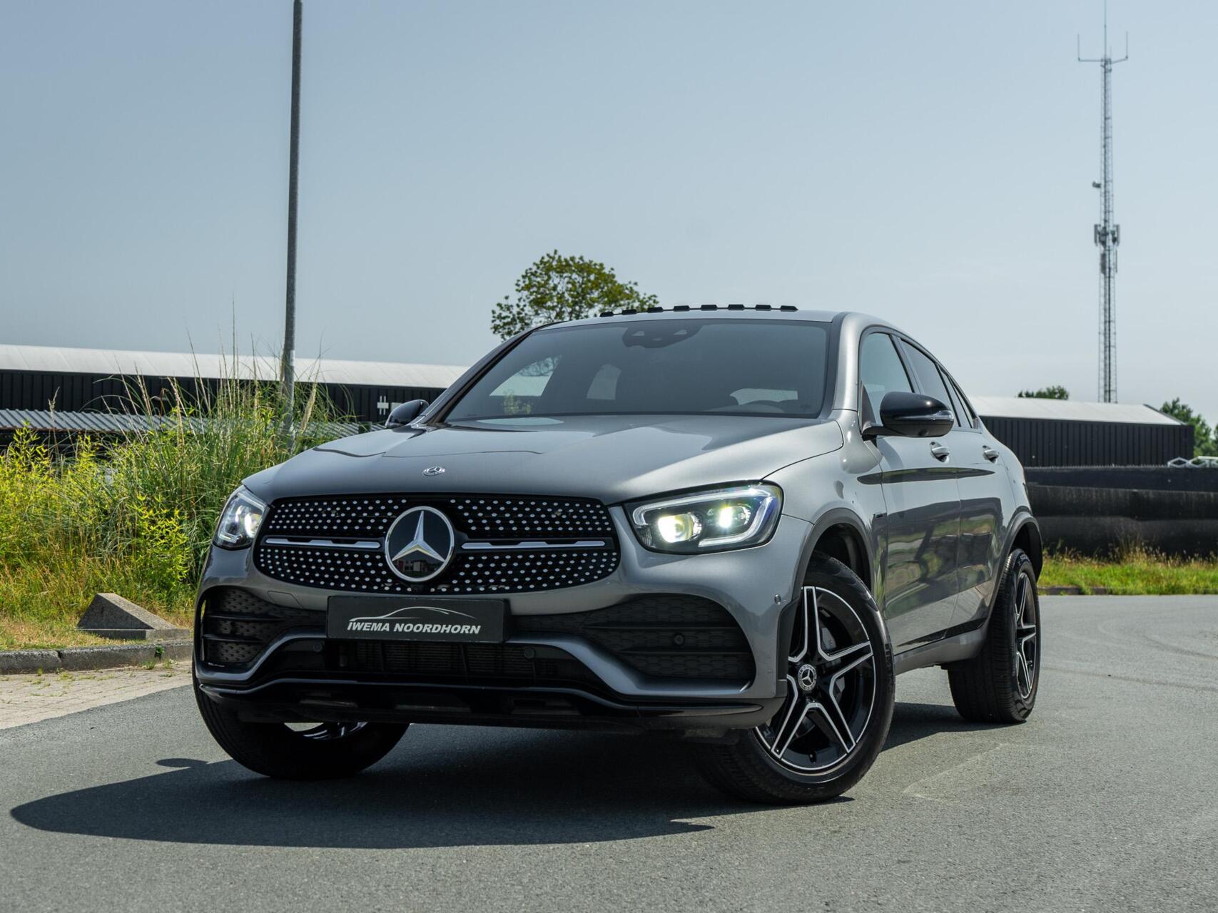 Mercedes Glc-klasse Coupé 300e 4MATIC AMG|Panoramadak|Burmester®|Camera 360°|Stoelverw.|Memory|Head up|Zonneschermen|Verw. achterbank|Night pakket 2020 - voorkant