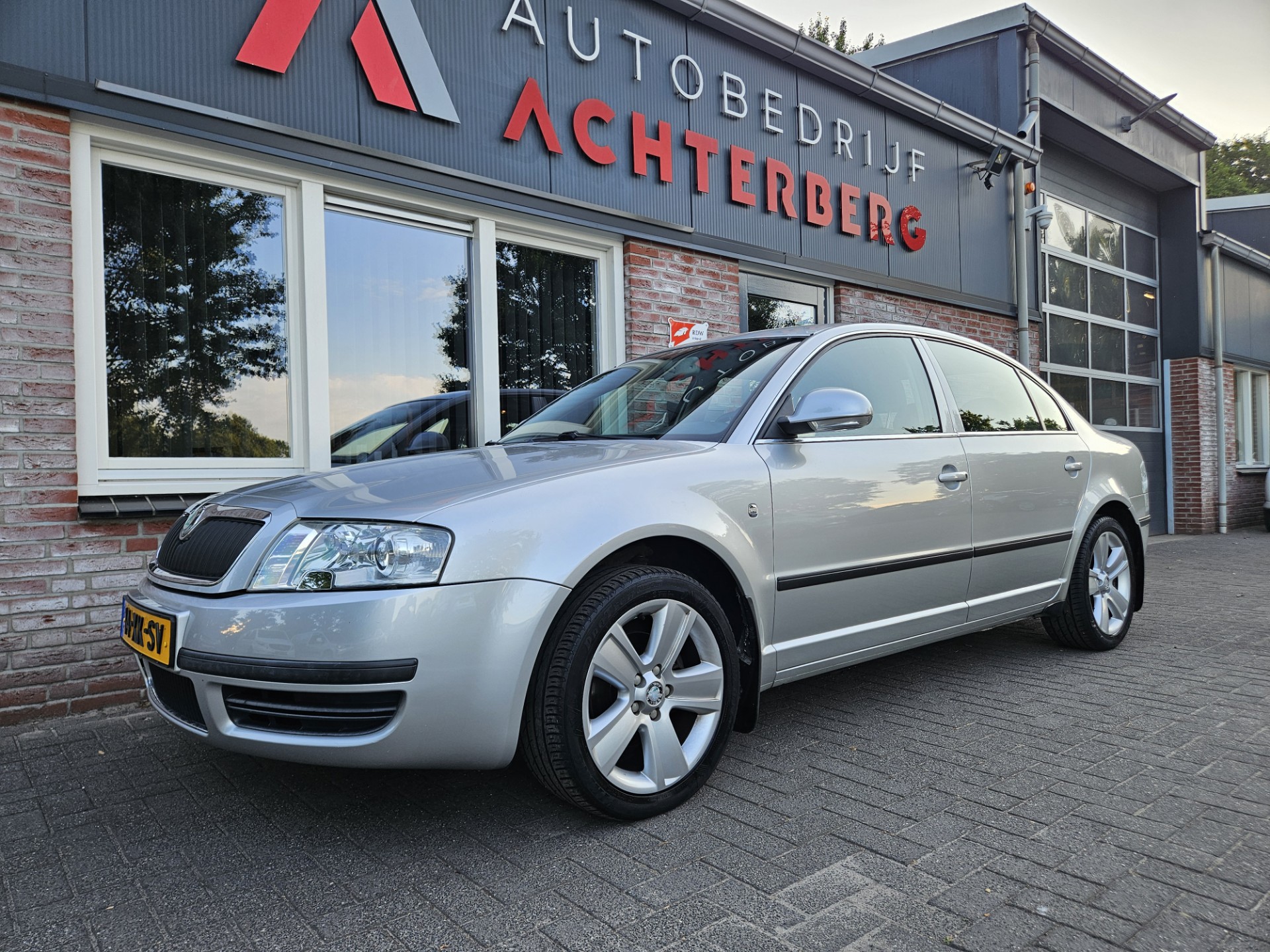 Skoda Superb 2.0 Business Edition Trekhaak! Airco/Clima! Nette Auto! NAP! Cruise Control! Carplay! 2007 - voorkant