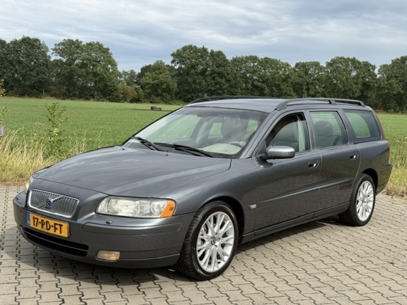 Volvo V70 2.4 AUT XENON LEDER NW D-RIEMSET EN REMSCHIJVEN 2005 - voorkant
