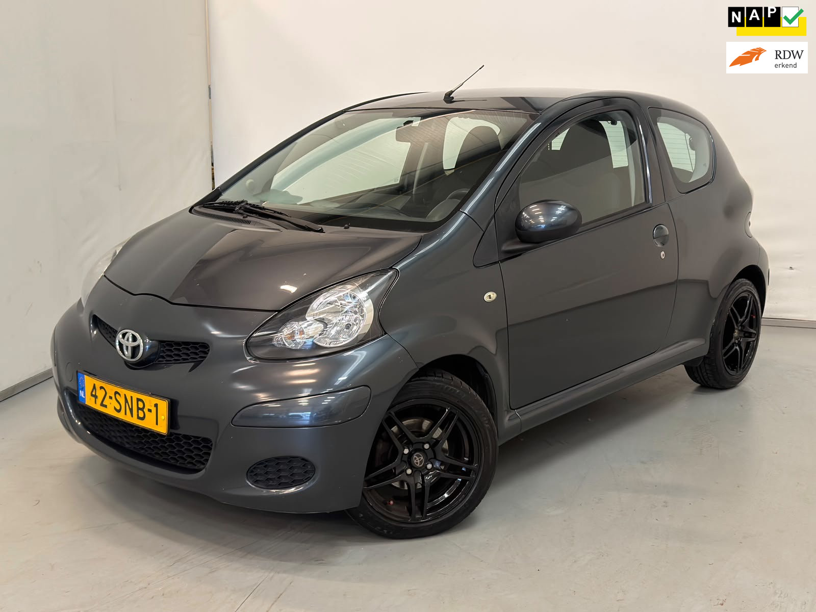 Toyota Toyota Aygo 1.0-12V Comfort Navigator / Automaat / Airco 2011 - voorkant