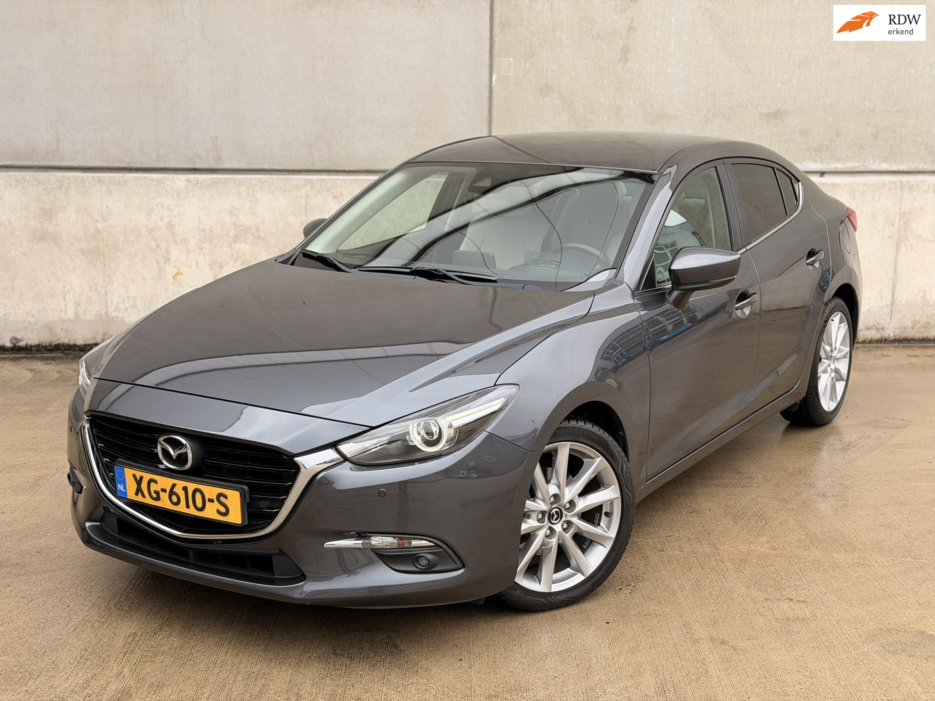 Mazda Mazda3 Sedan 2.0 SkyActiv-G Leder HUD 18' Camera Keyless Navi Cruise Clima 2019 - voorkant