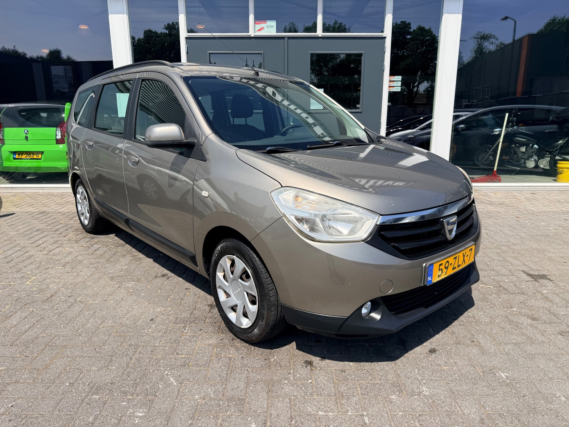 Dacia Lodgy 1.2 TCe Lauréate 5p. 2013 - voorkant