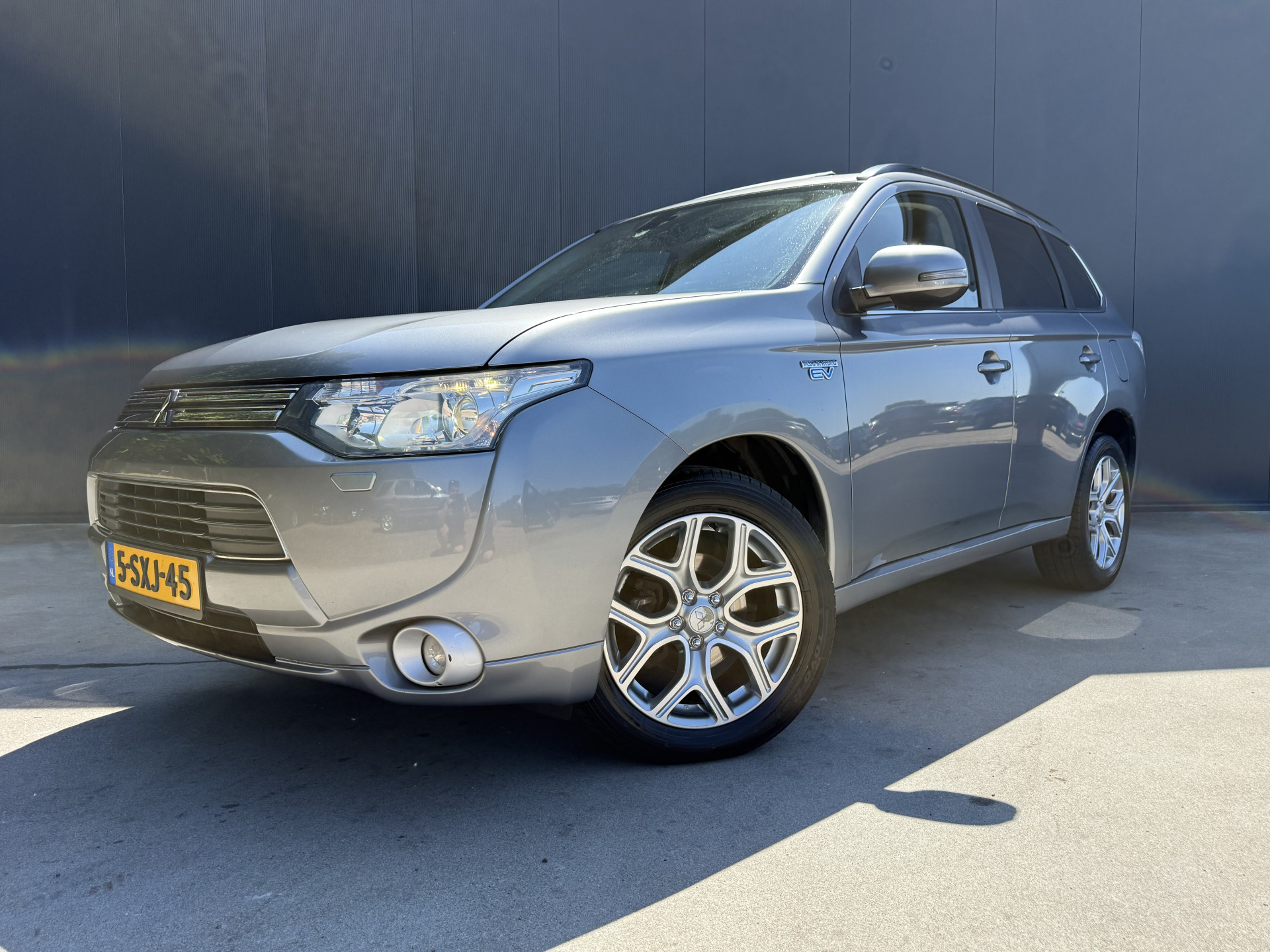 Mitsubishi Mitsubishi Outlander 2.0 PHEV Instyle+ OPEN DAK ADAPT CRUISE CAMERA XENON LEER NAVI ECC TREKHAAK 2013 - voorkant
