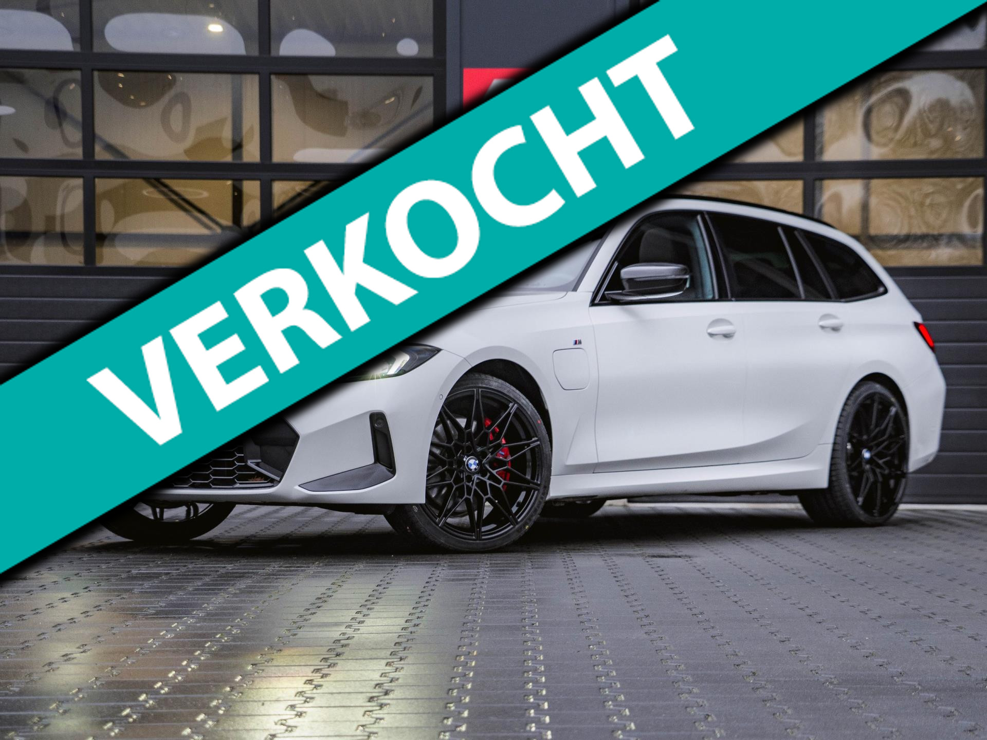 BMW 3-serie Touring 330e M-Sport Panoramadak|Headup|Memorystoelen|Camera|Carplay|Cruise|Sfeerverlichting 2024 - voorkant