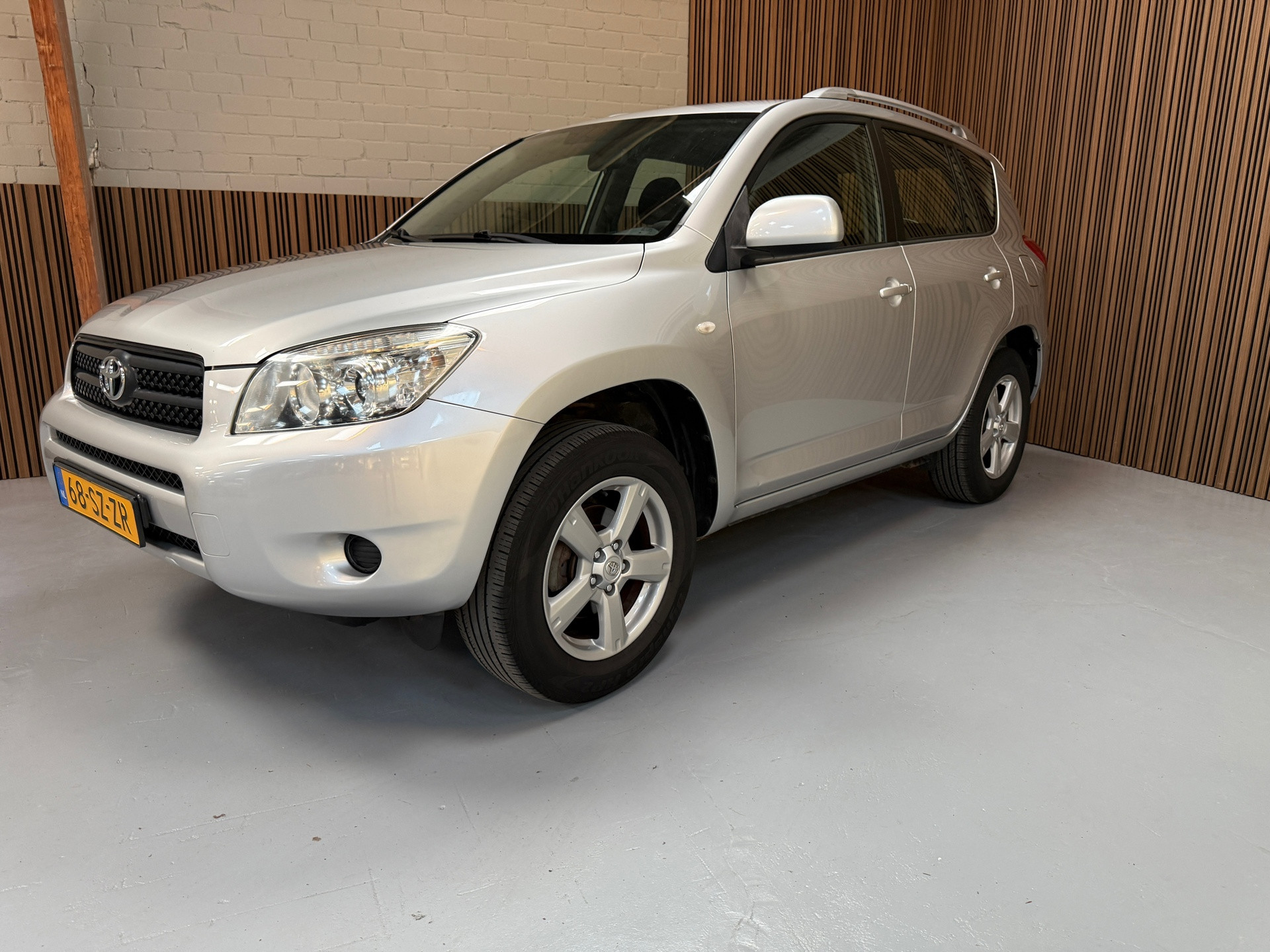 Toyota Toyota Rav4 2.0 VVTi Linea Terra. Zeldzaam nette auto! Trekhaak, Cruise, Navi, Airco 2006 - voorkant