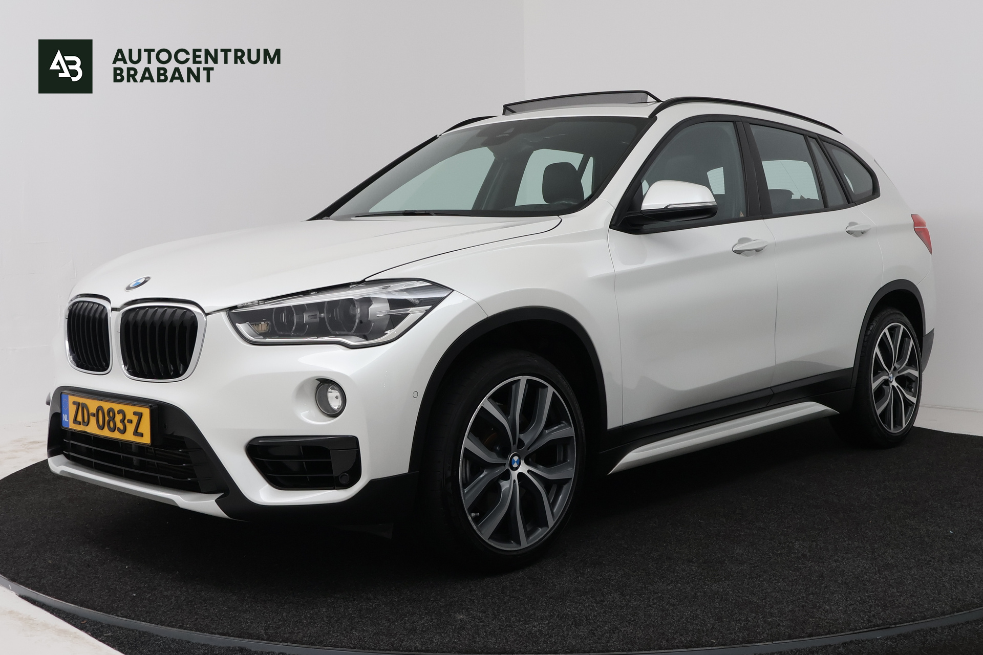 BMW X1 Xdrive20i xDrive20i High Executive (PANORAMADAK, HEAD-UP, STOELVERWARMING, TREKHAAK, CAMERA, ELEKTR STOELEN) 2019 - voorkant
