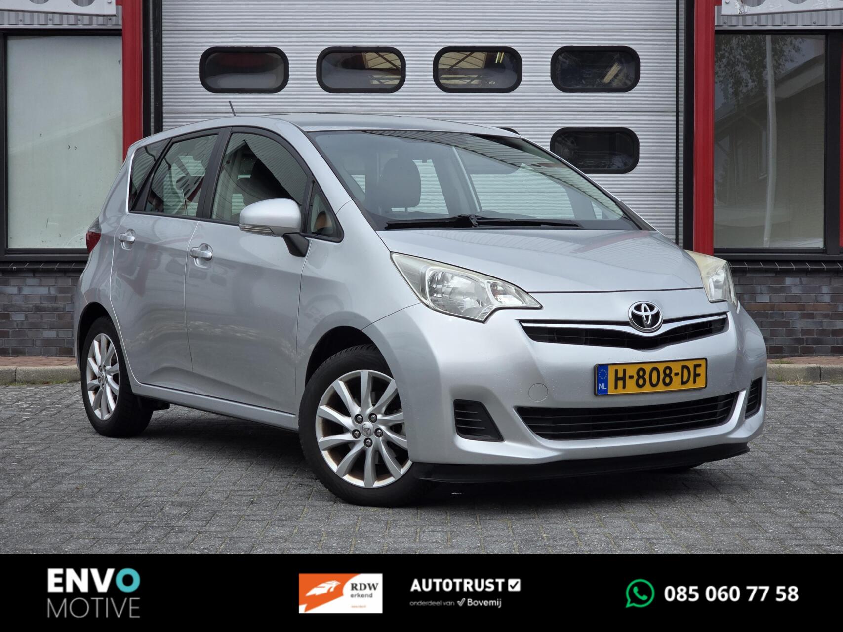 Toyota Toyota Verso-s 1.3 VVT-i Aspiration Trekhaak/Camera/Navi/LMV 2012 - voorkant