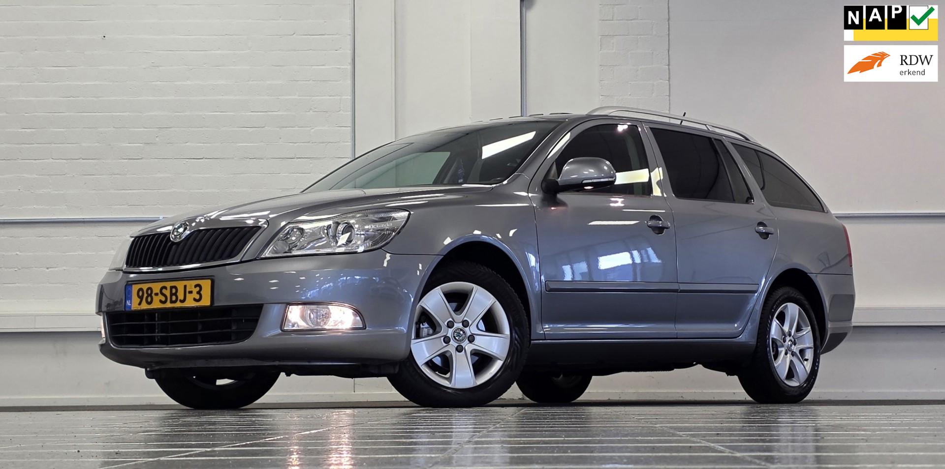 Skoda Octavia 1.4 TSI Elegance Automaat Schuif/kanteldak Garantie 2011 - voorkant