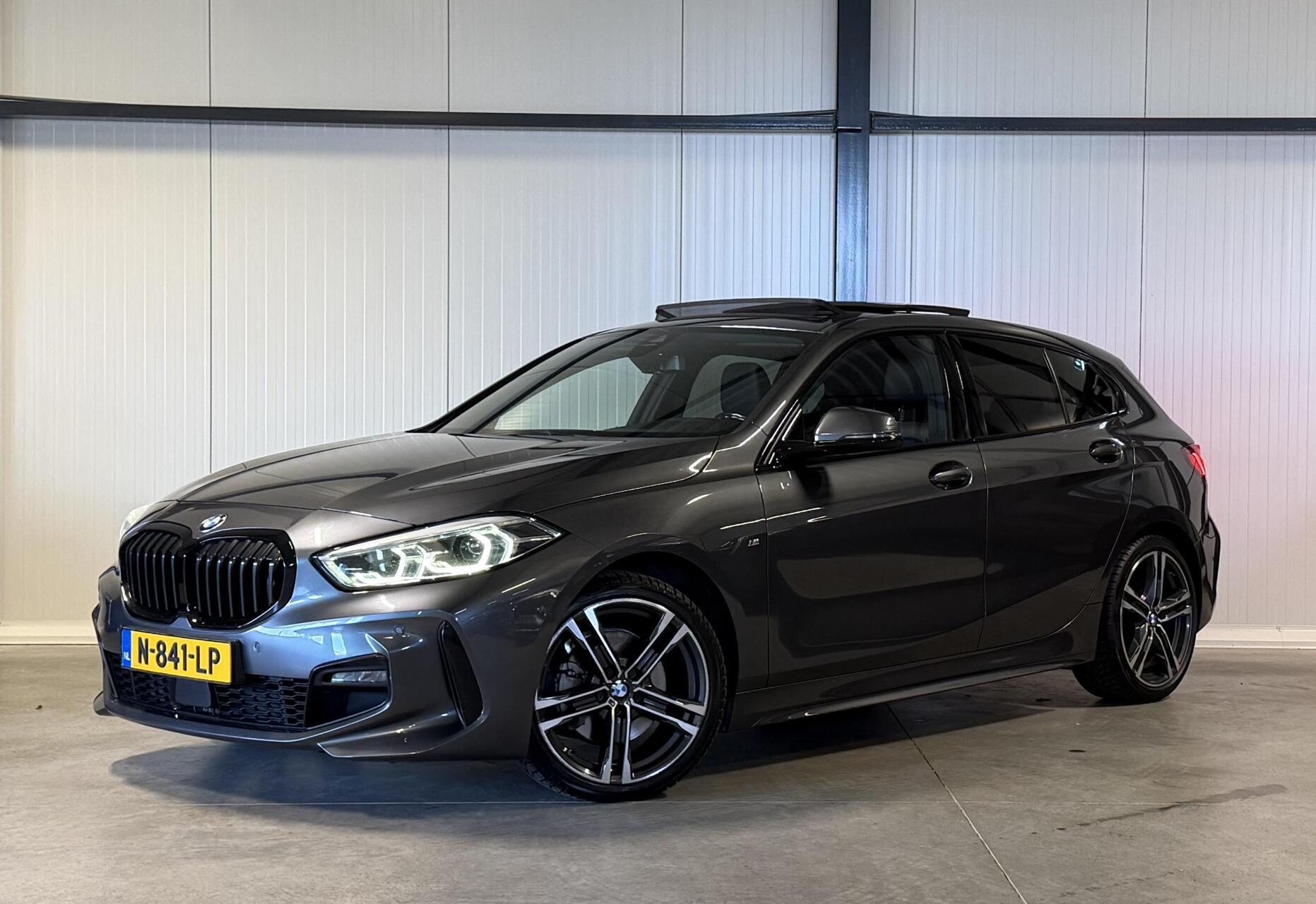 BMW 118i 118i M-Sport Pano Camera Carplay High Executive 2021 - voorkant
