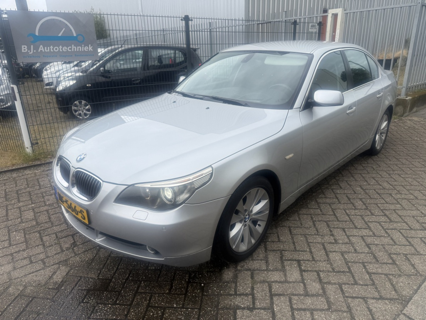 BMW 5er Reihe 523i Executive 2006 - voorkant