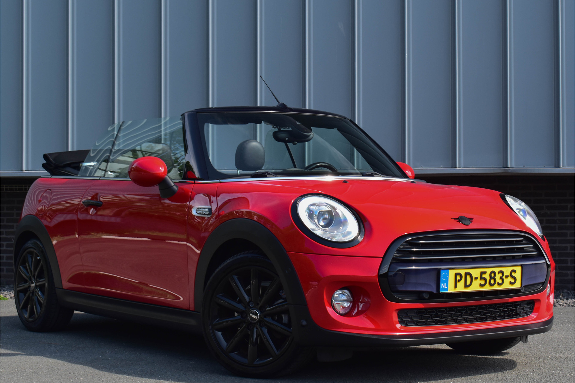 Mini Cooper 1.5 Cooper Cabrio | Leder | Camera | Keyless | Navi | Xenon/LED 2017 - voorkant