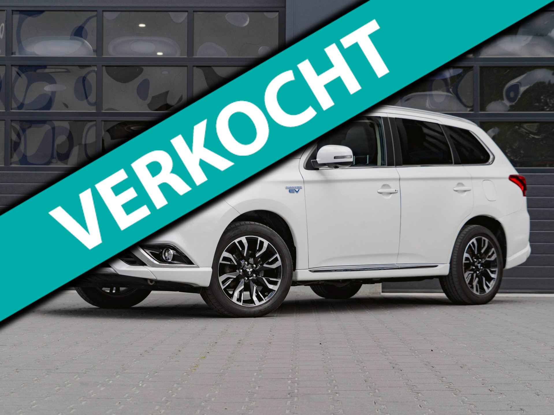 Mitsubishi Mitsubishi Outlander 2.0 PHEV Premium | TREKHAAK | PANO | LEDER | 360 CAMERA 2018 - voorkant