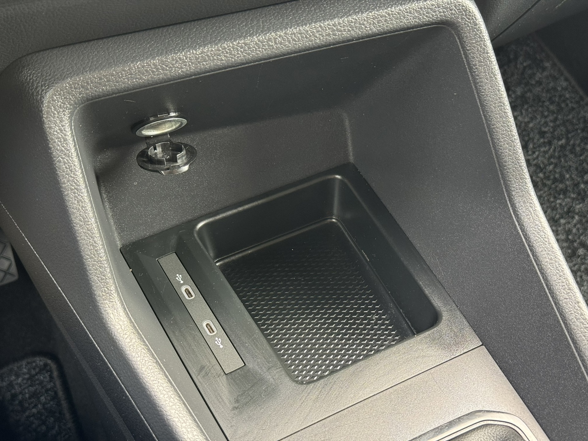 Foto van Volkswagen Caddy Modified Partition Wall
