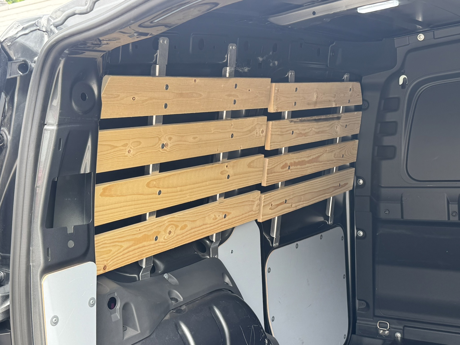 Foto van Volkswagen Caddy Modified Partition Wall