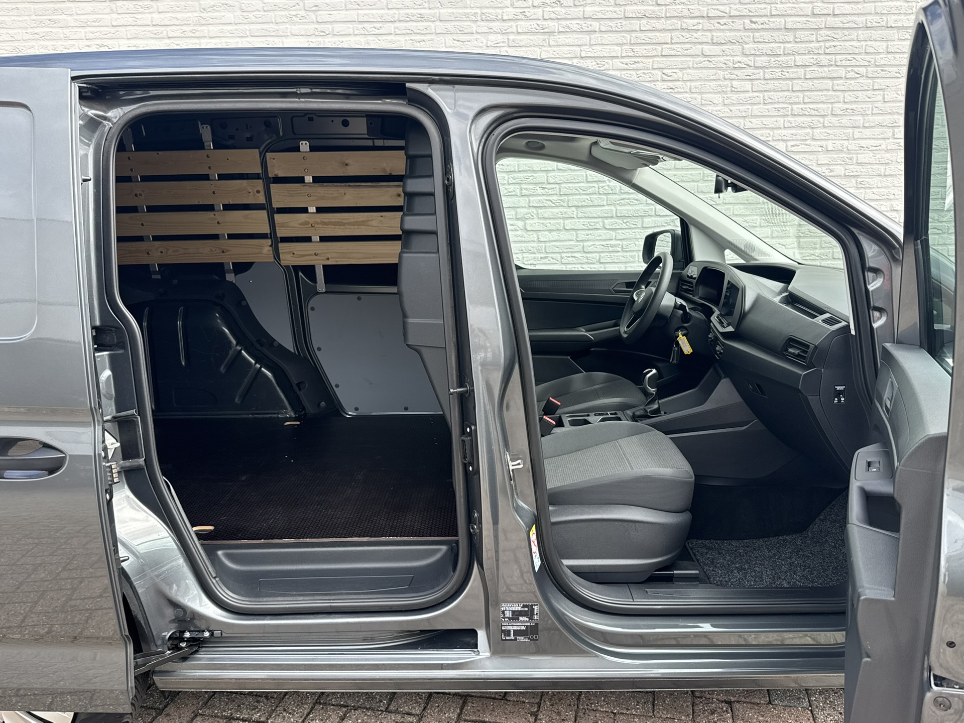 Foto van Volkswagen Caddy Modified Partition Wall
