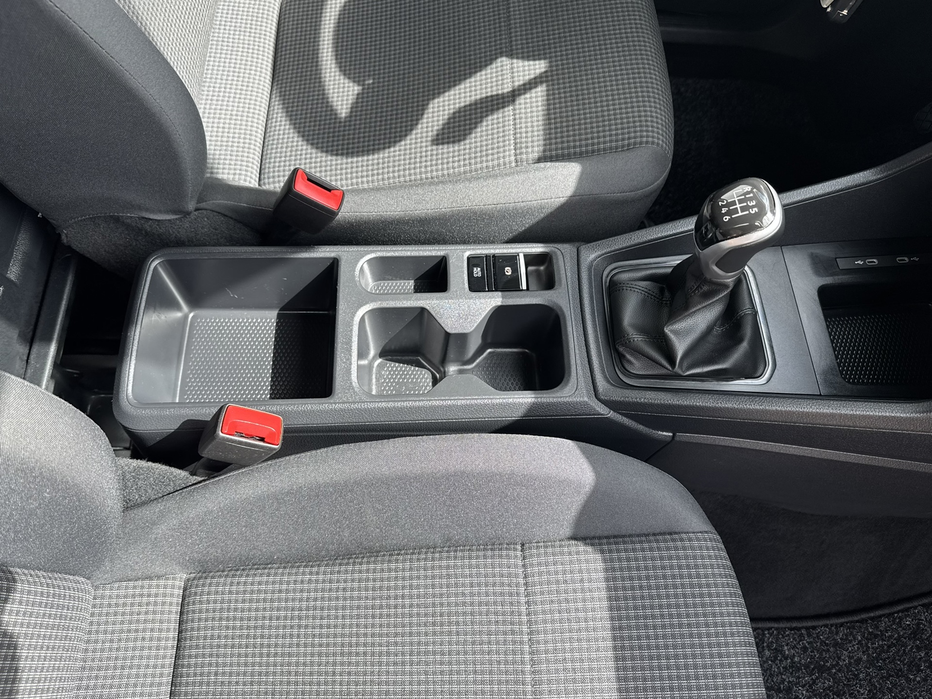 Foto van Volkswagen Caddy Modified Partition Wall