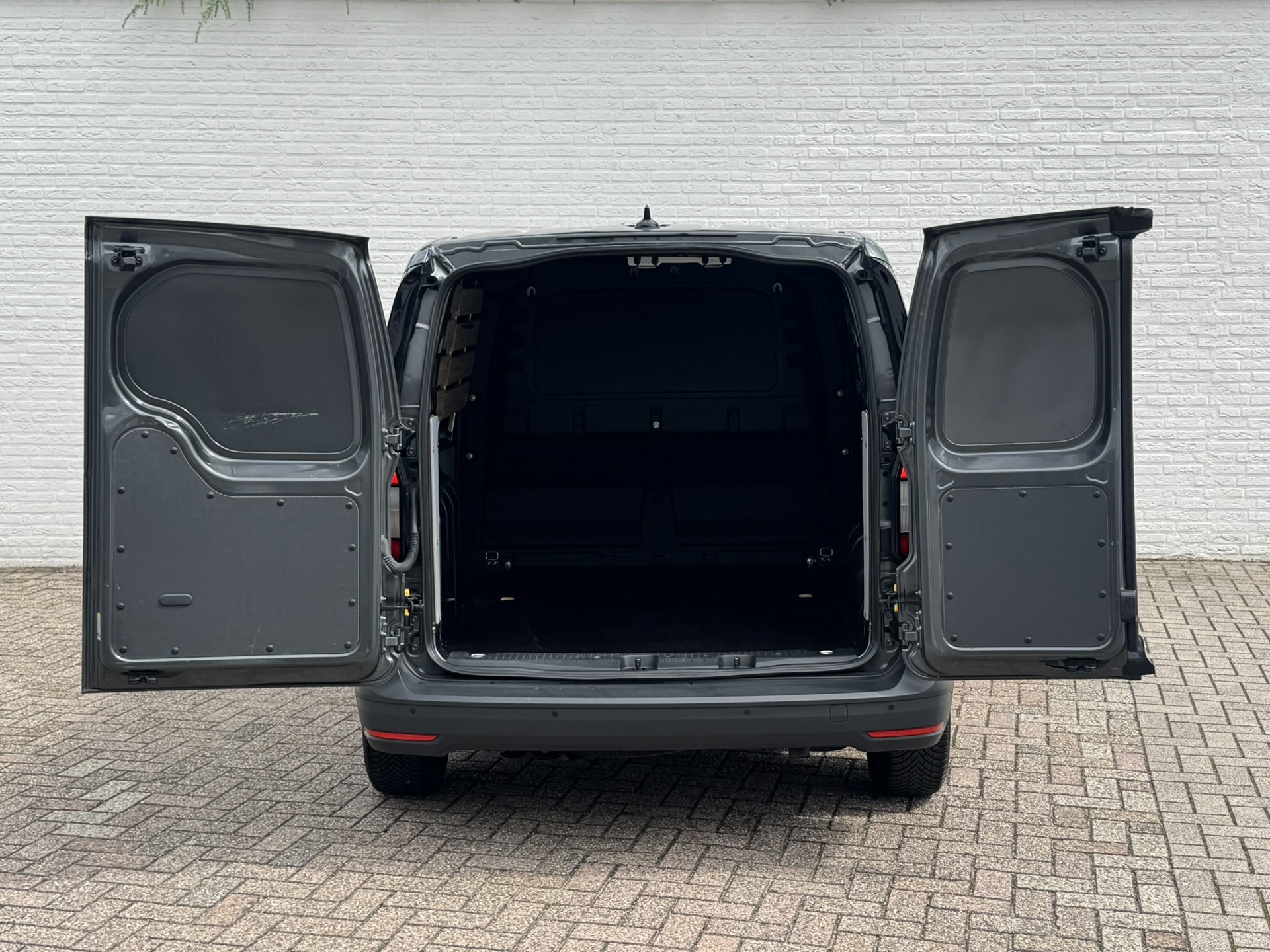Foto van Volkswagen Caddy Modified Partition Wall