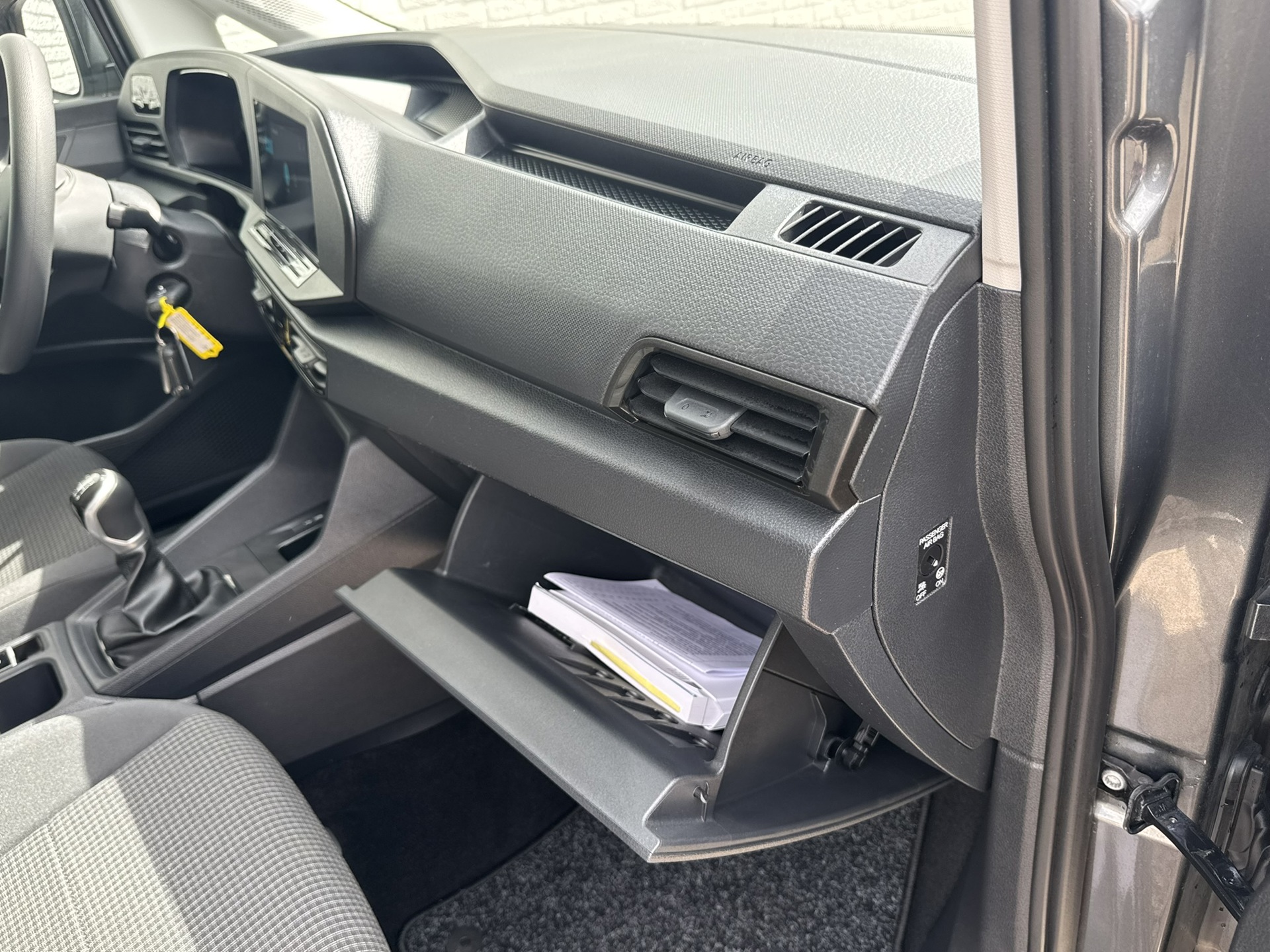 Foto van Volkswagen Caddy Modified Partition Wall