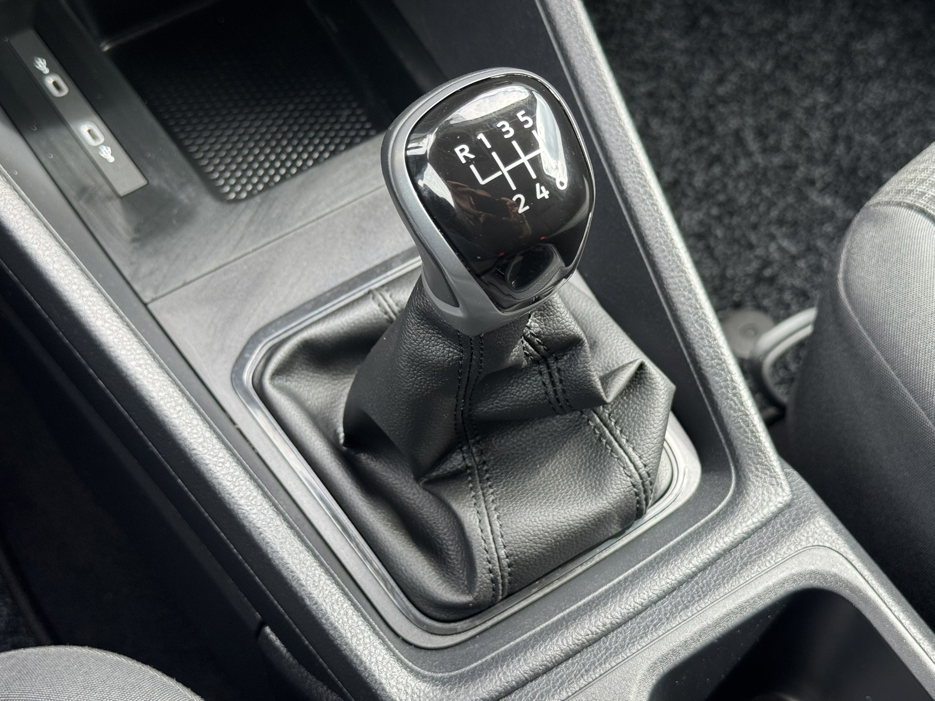 Foto van Volkswagen Caddy Modified Partition Wall