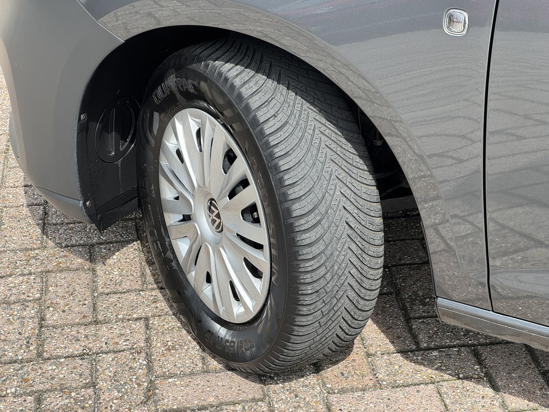 Foto van Volkswagen Caddy Modified Partition Wall
