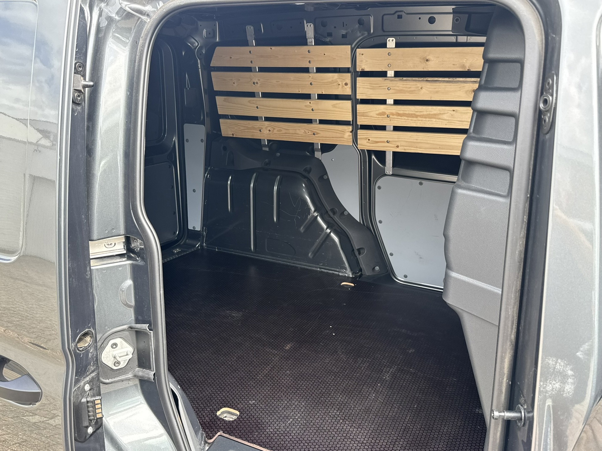 Foto van Volkswagen Caddy Modified Partition Wall