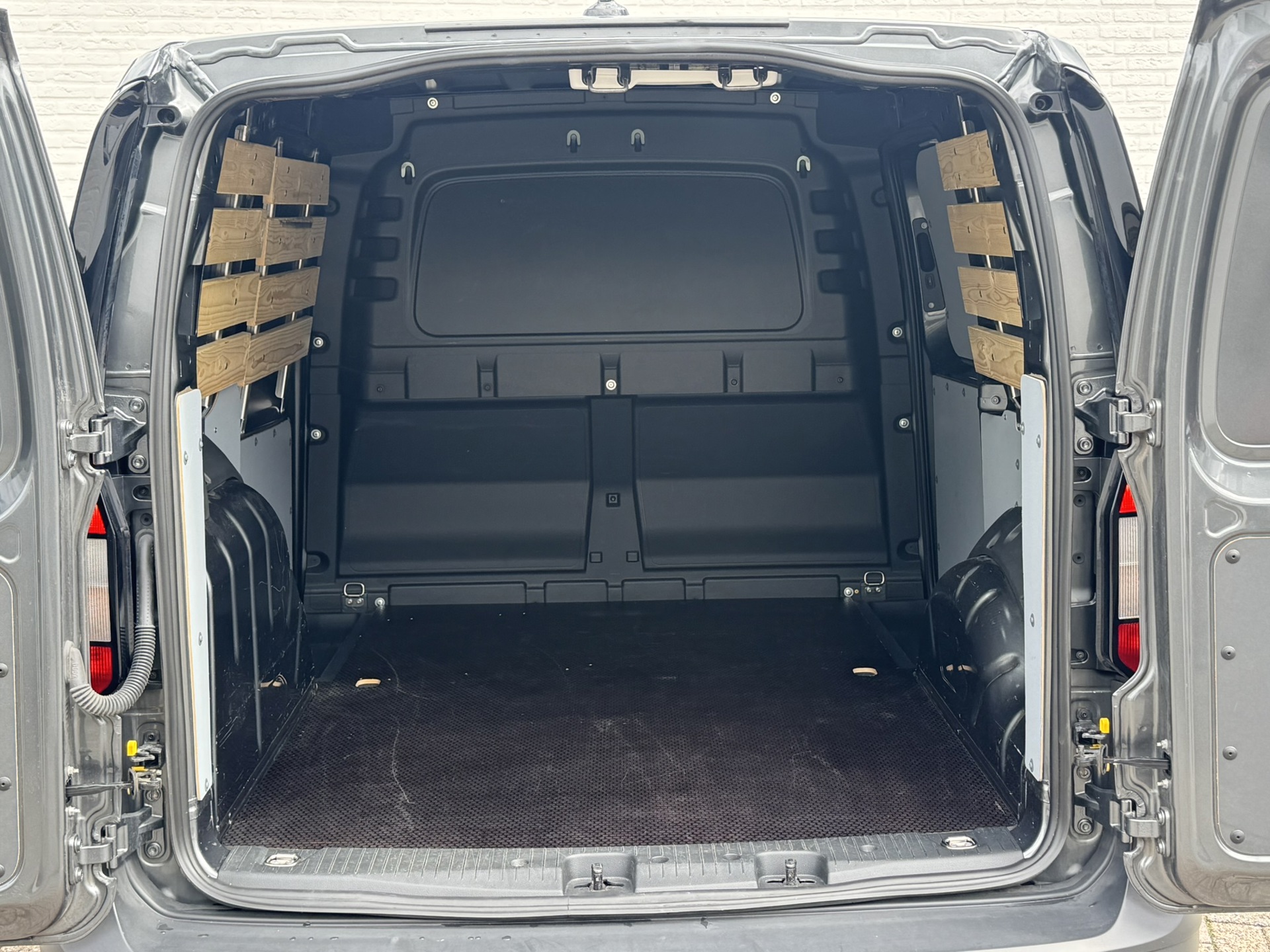 Foto van Volkswagen Caddy Modified Partition Wall