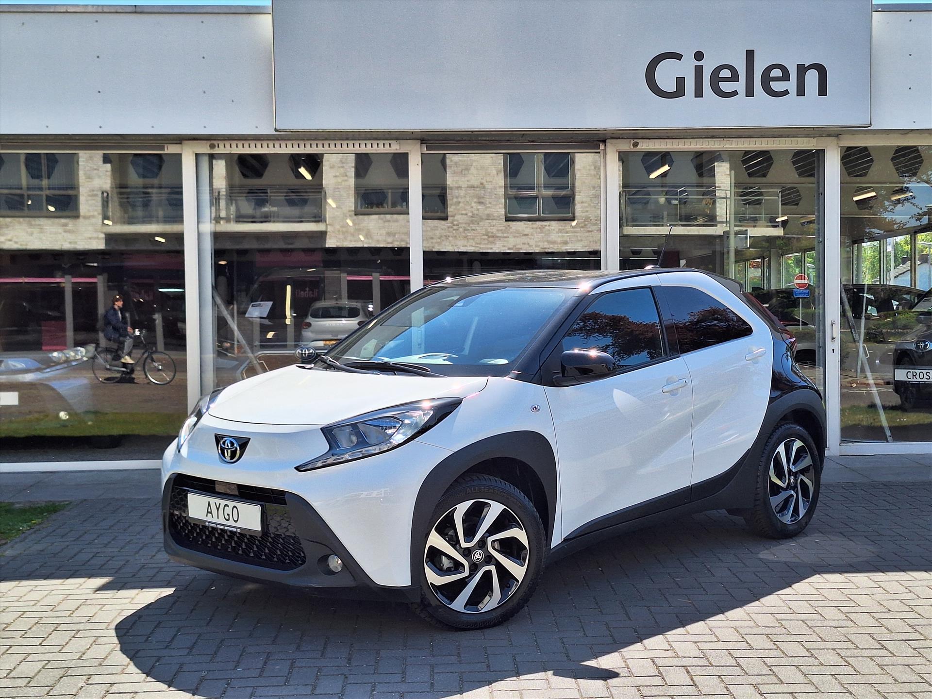 Toyota Toyota Aygo X 1.0 VVT-i S-CVT Automaat Pulse Bi-Tone | Stoelverwarming, Airconditioning, 17 inch, CarPlay, Adaptive cruise control 2024 - voorkant