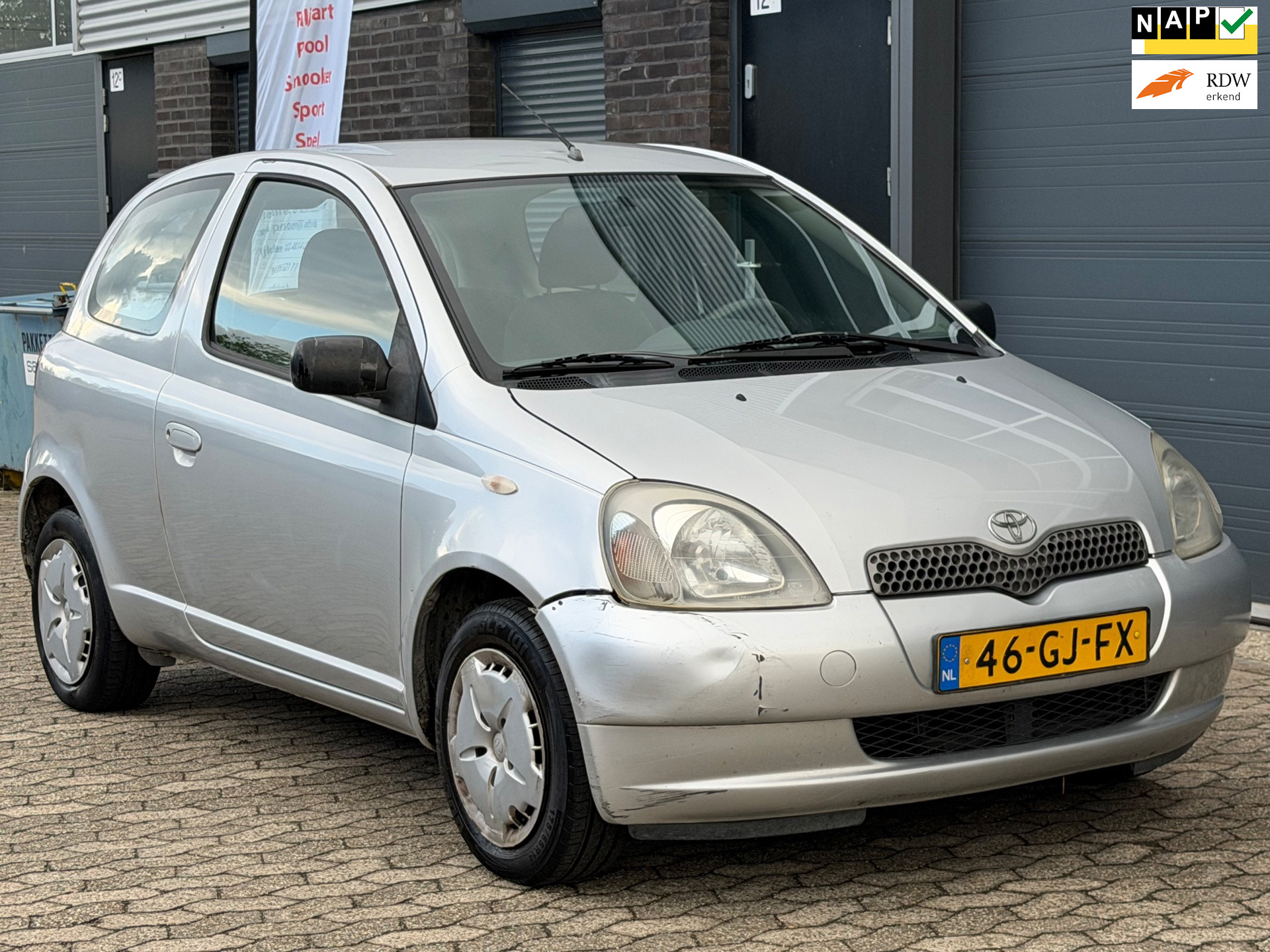 Toyota Toyota Yaris 1.3-16V VVT-i Luna NIEUWE APK 2000 - voorkant