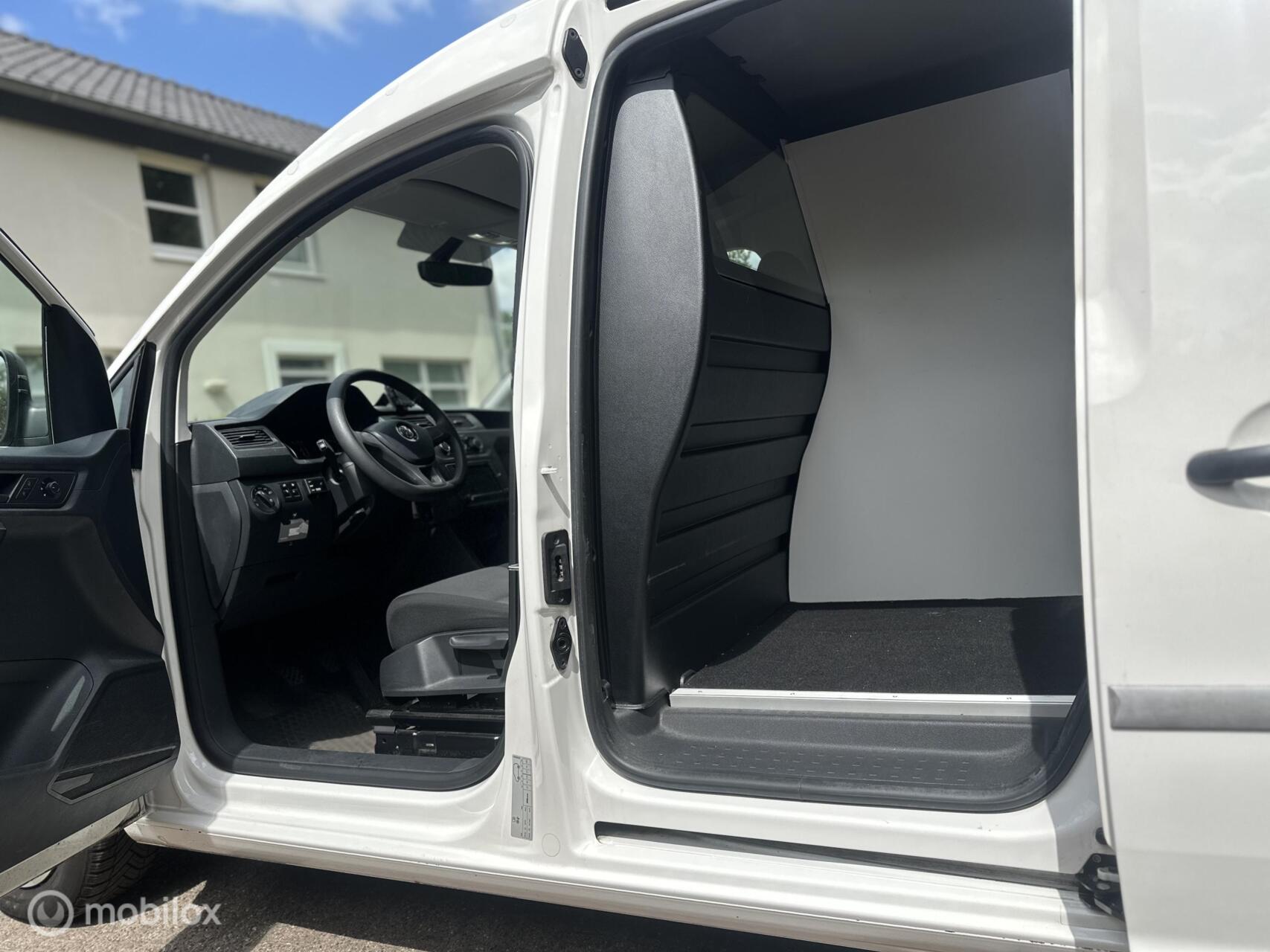 Foto van Volkswagen Caddy Modified Partition Wall