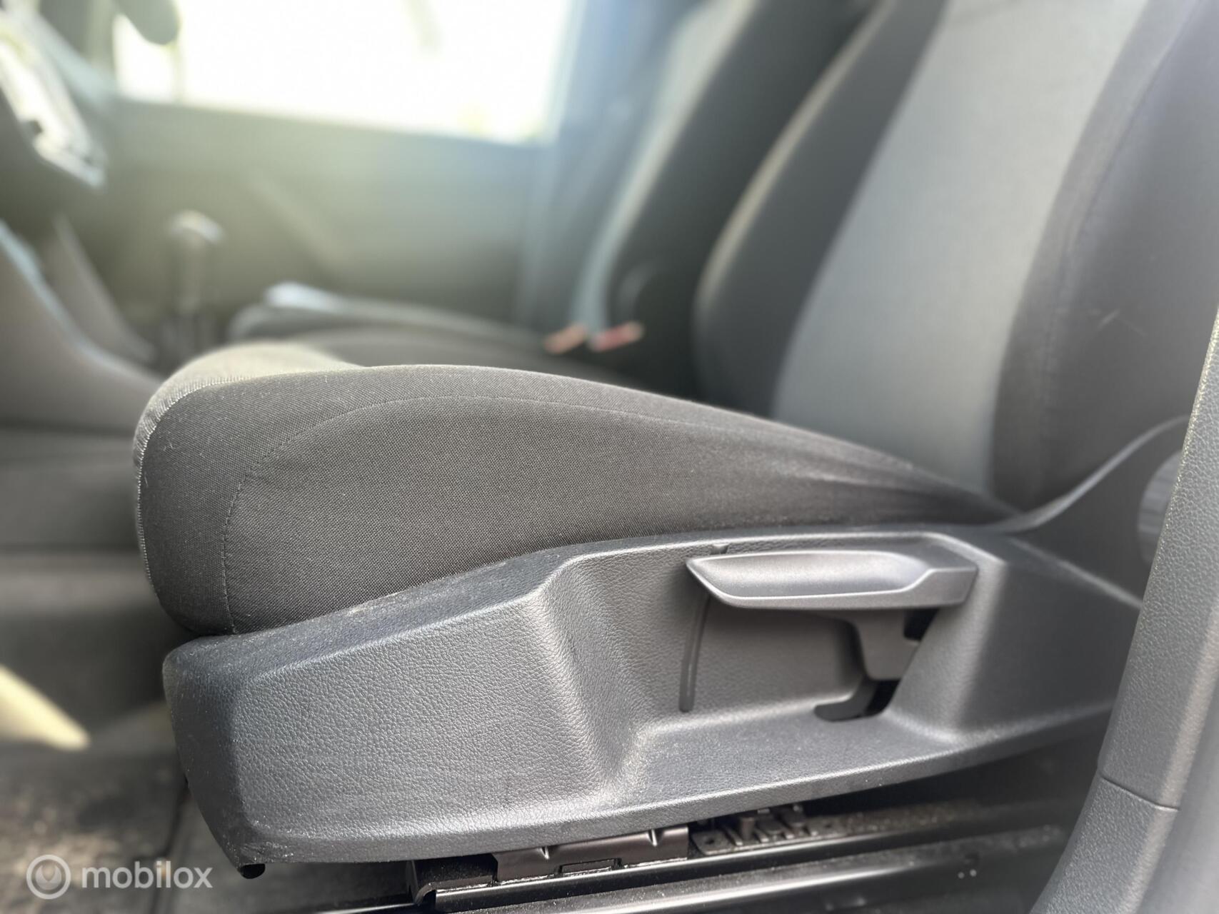 Foto van Volkswagen Caddy Modified Partition Wall