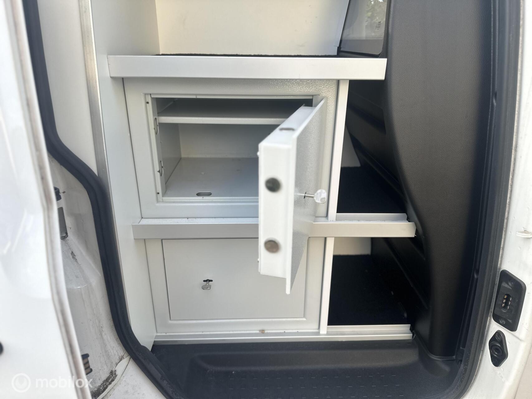 Foto van Volkswagen Caddy Modified Partition Wall
