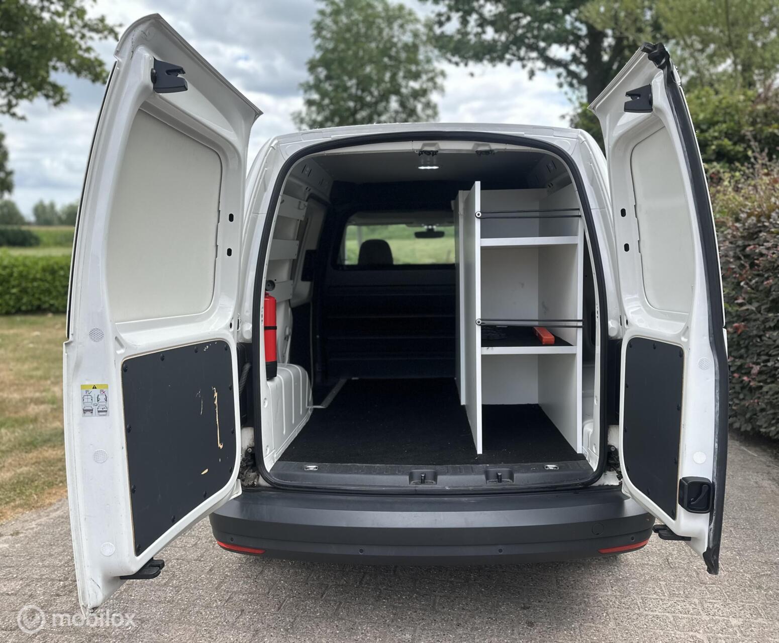 Foto van Volkswagen Caddy Modified Partition Wall