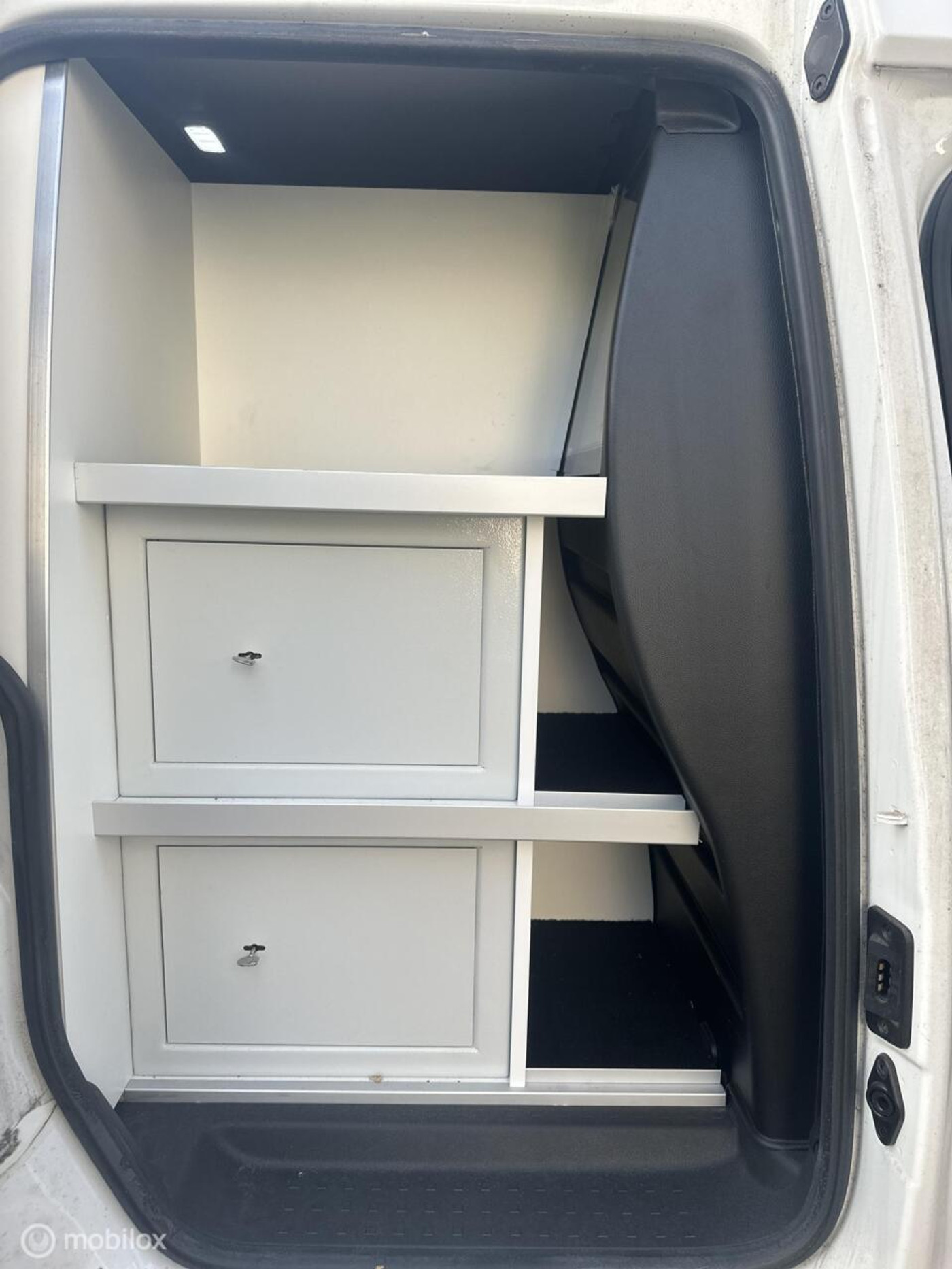 Foto van Volkswagen Caddy Modified Partition Wall