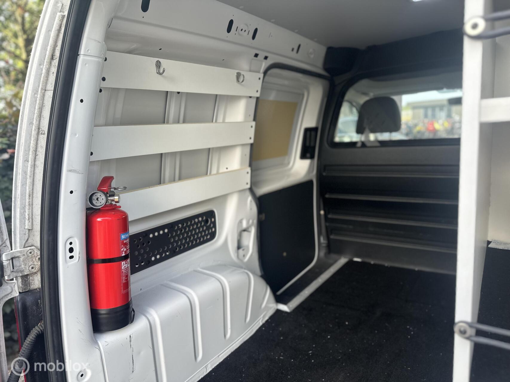 Foto van Volkswagen Caddy Modified Partition Wall