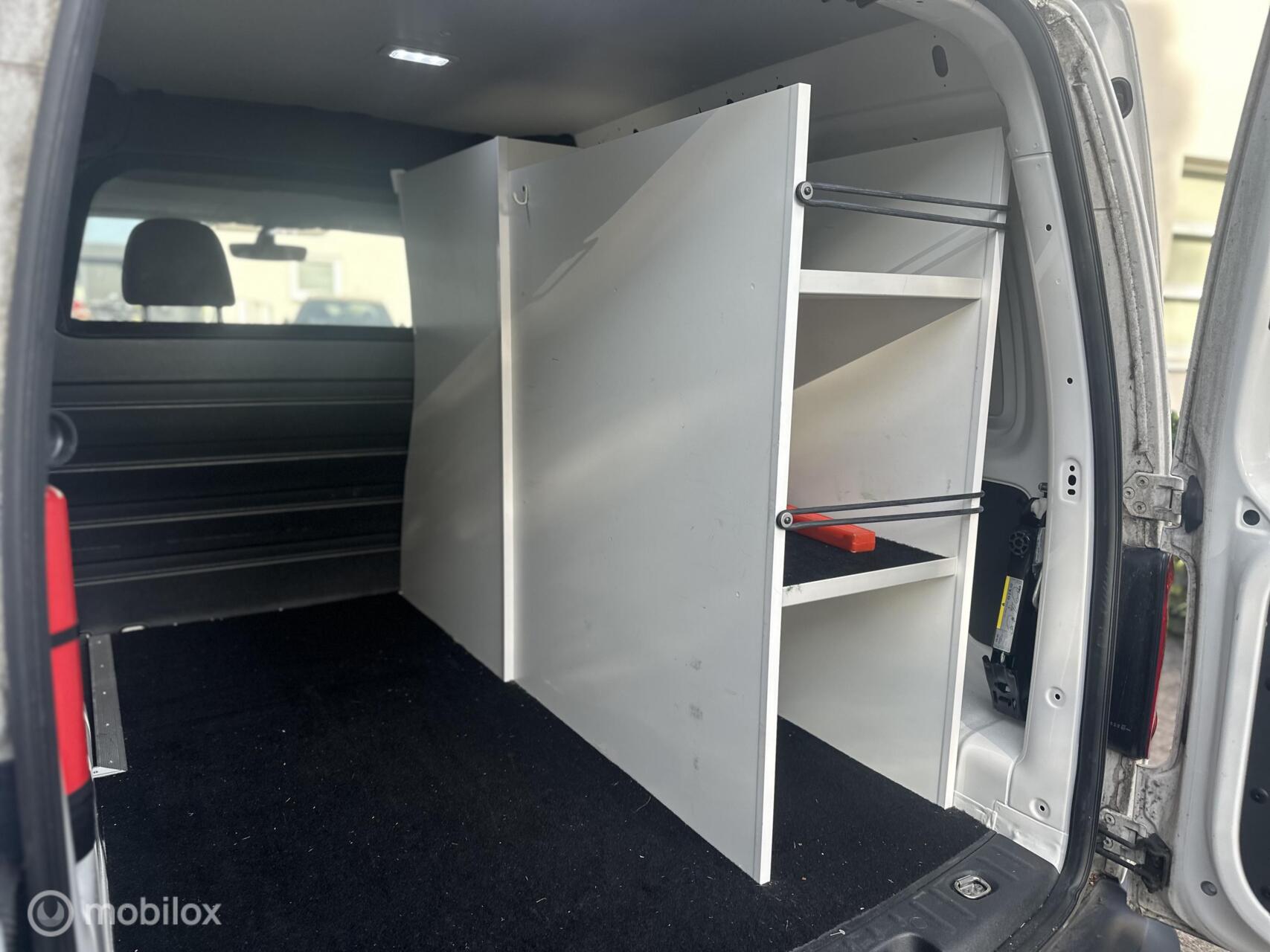 Foto van Volkswagen Caddy Modified Partition Wall