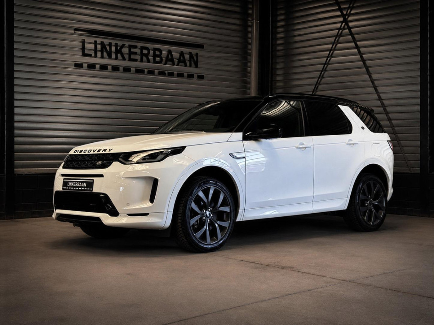 Land Rover Discovery Sport P300e 1.5 R-Dynamic SE | SOH 92% | Black Pack | Cold Climate | Leder | ACC | Camera | 20 inch | 2023 - voorkant