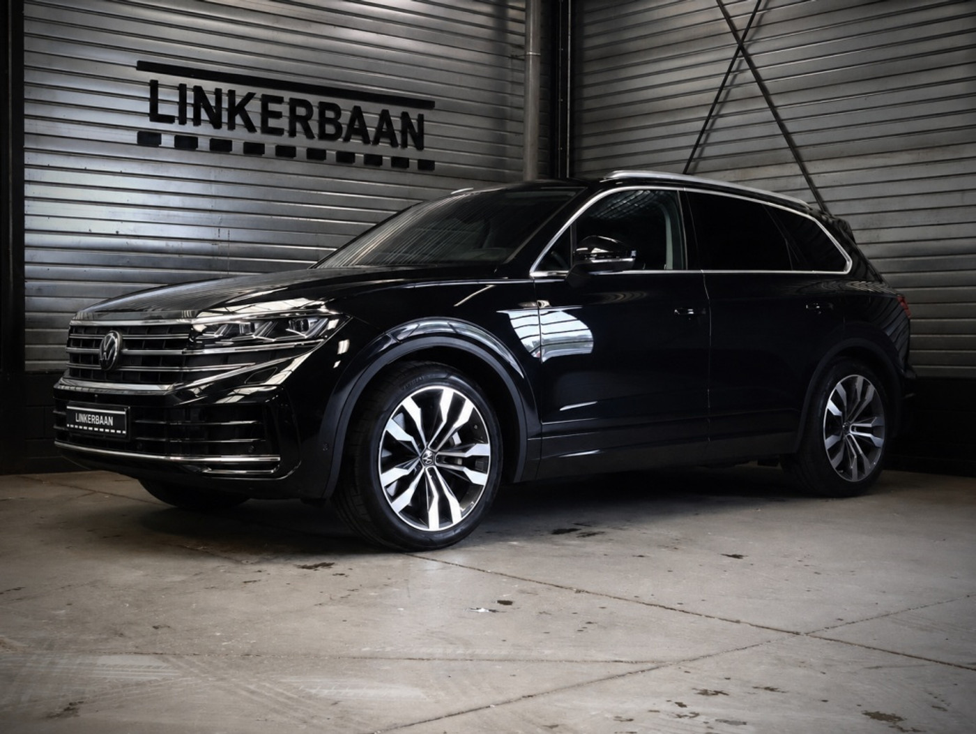 Volkswagen Touareg Ehybrid 3.0 TSI eHybrid 4Motion Elegance | Panoramadak | Massage | Trekhaak | 21 inch | 2024 - voorkant