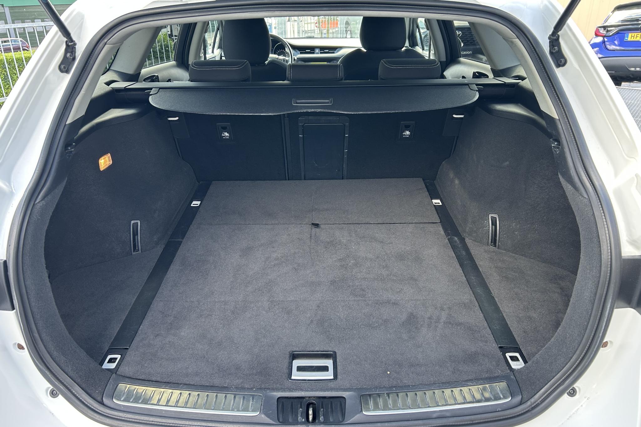 Foto van Toyota Avensis Touring Sports