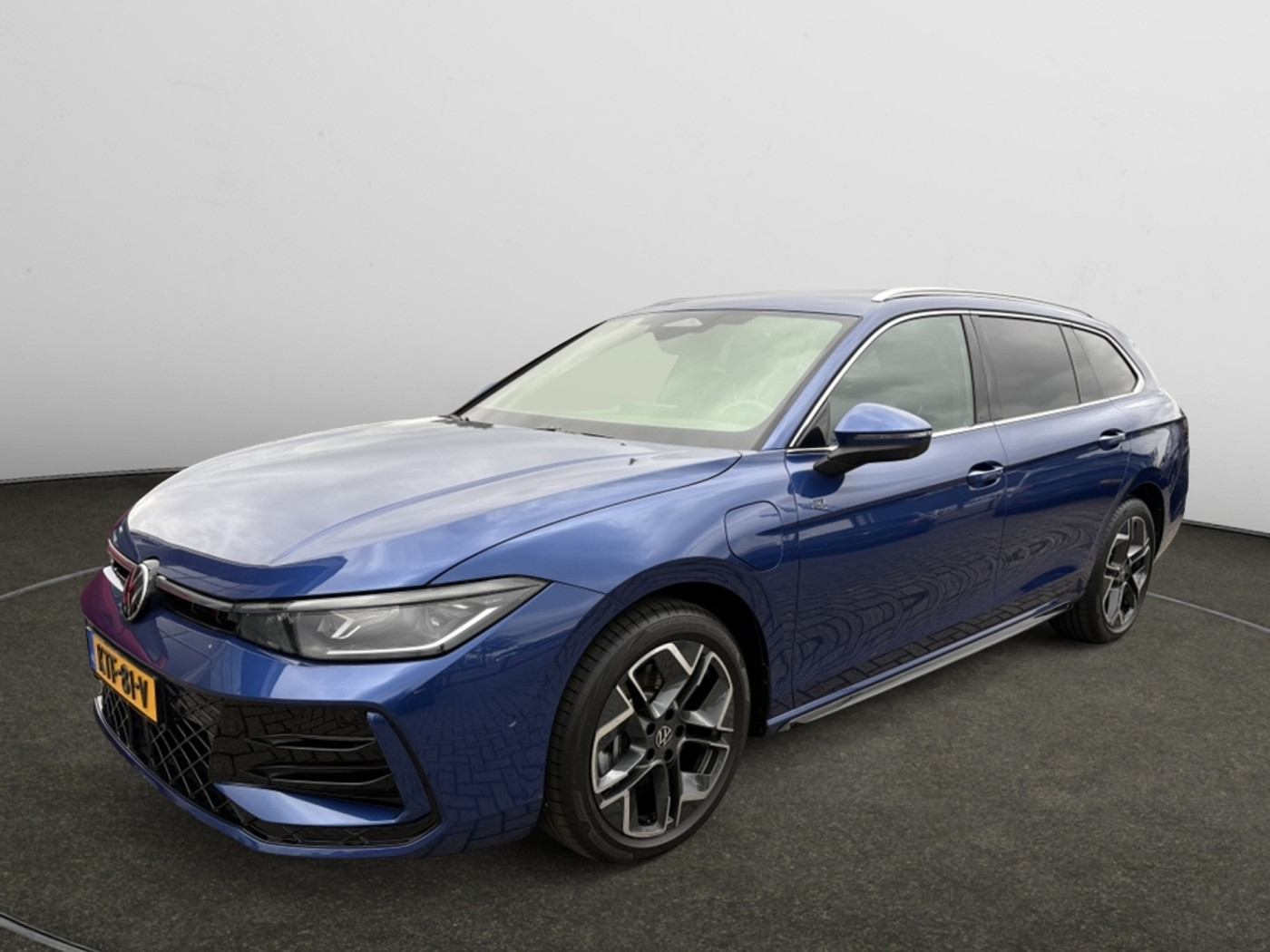 Volkswagen Passat Variant 1.5 eHybrid R-Line Edition | trekhaak 2025 - voorkant