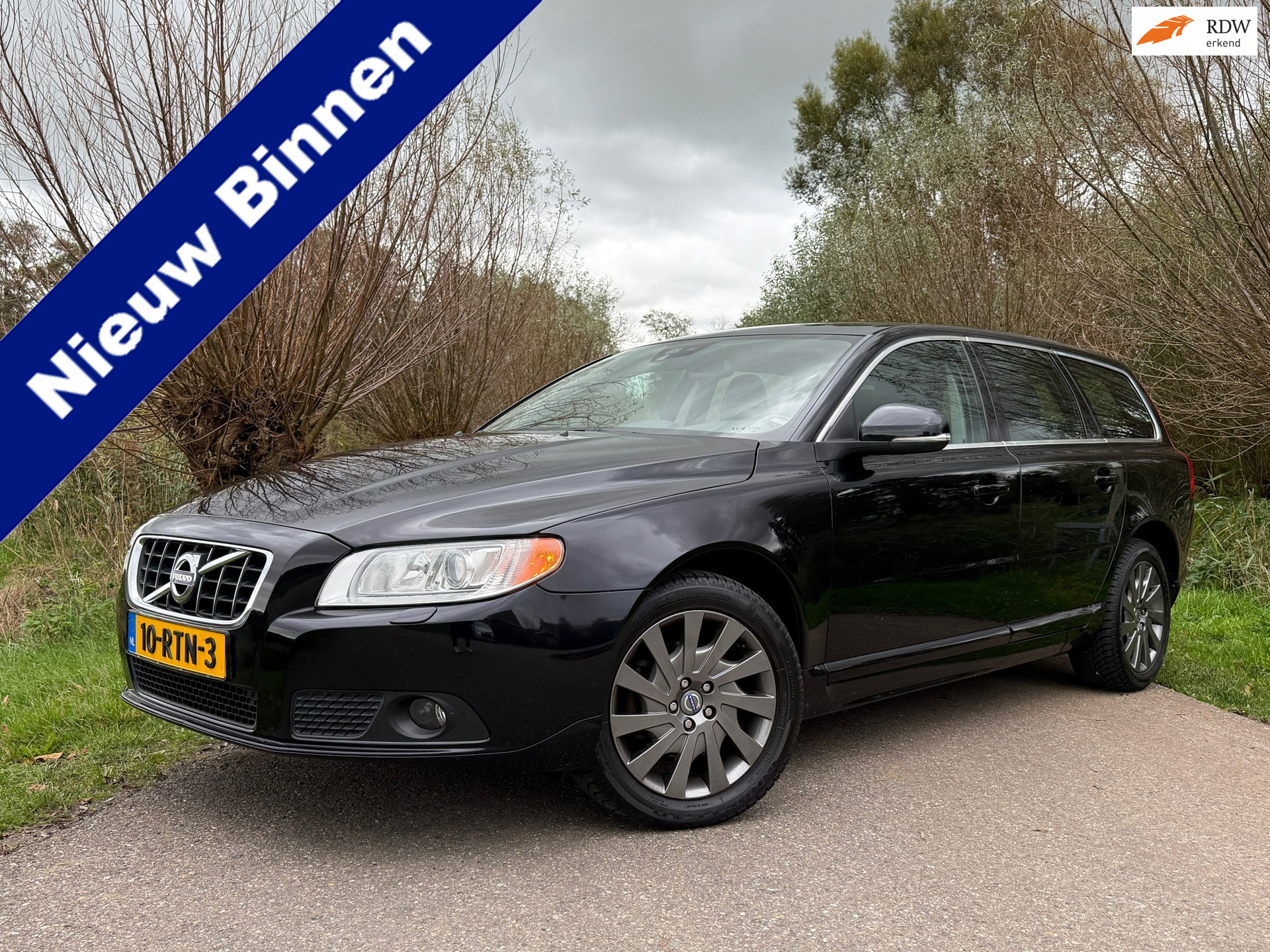 Volvo V70 1.6 T4 Limited Edition Automaat / Leder / Navi / 17" Velgen / Clima / Stoelverwarming / Trekhaak / PDC / Xenon / Cruise 2011 - voorkant