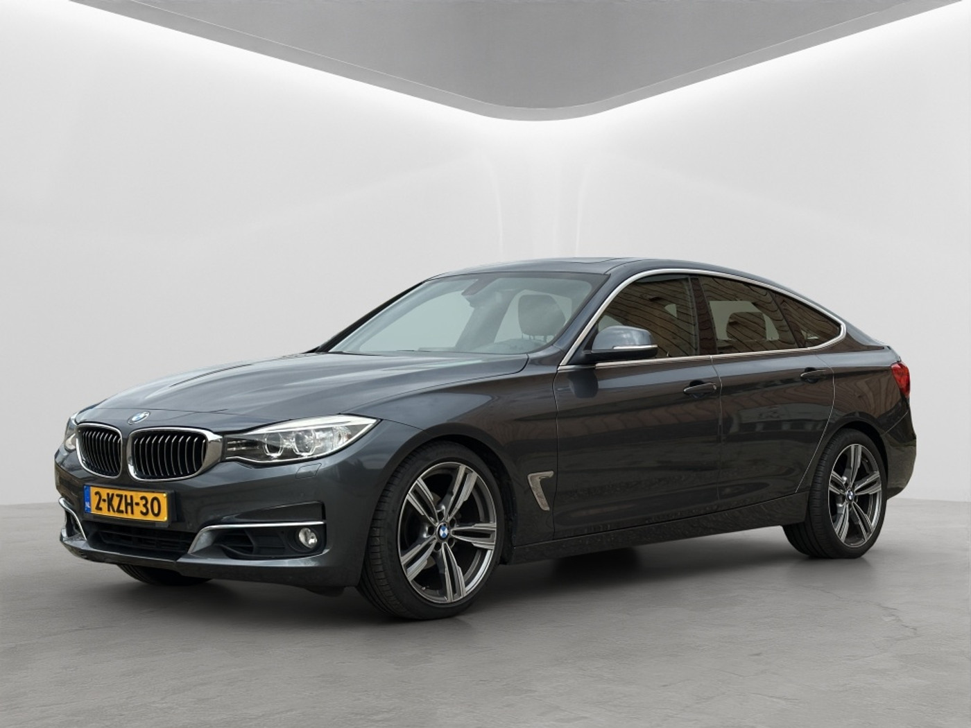 BMW 320i 320i High Executive 2013 - voorkant