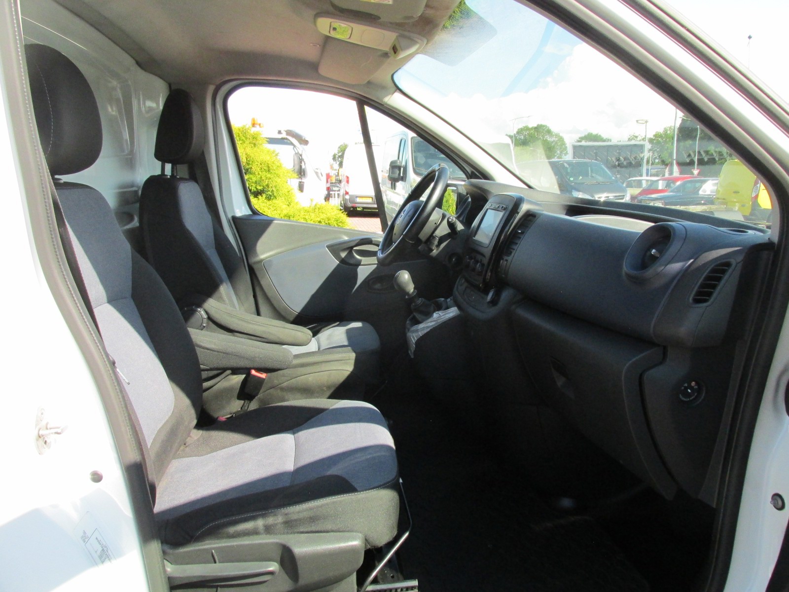 Foto van Opel Vivaro-b