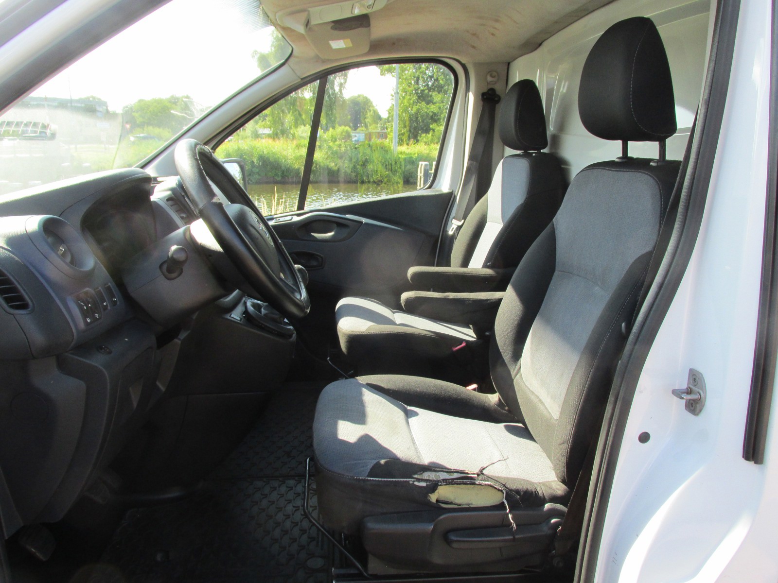 Foto van Opel Vivaro-b