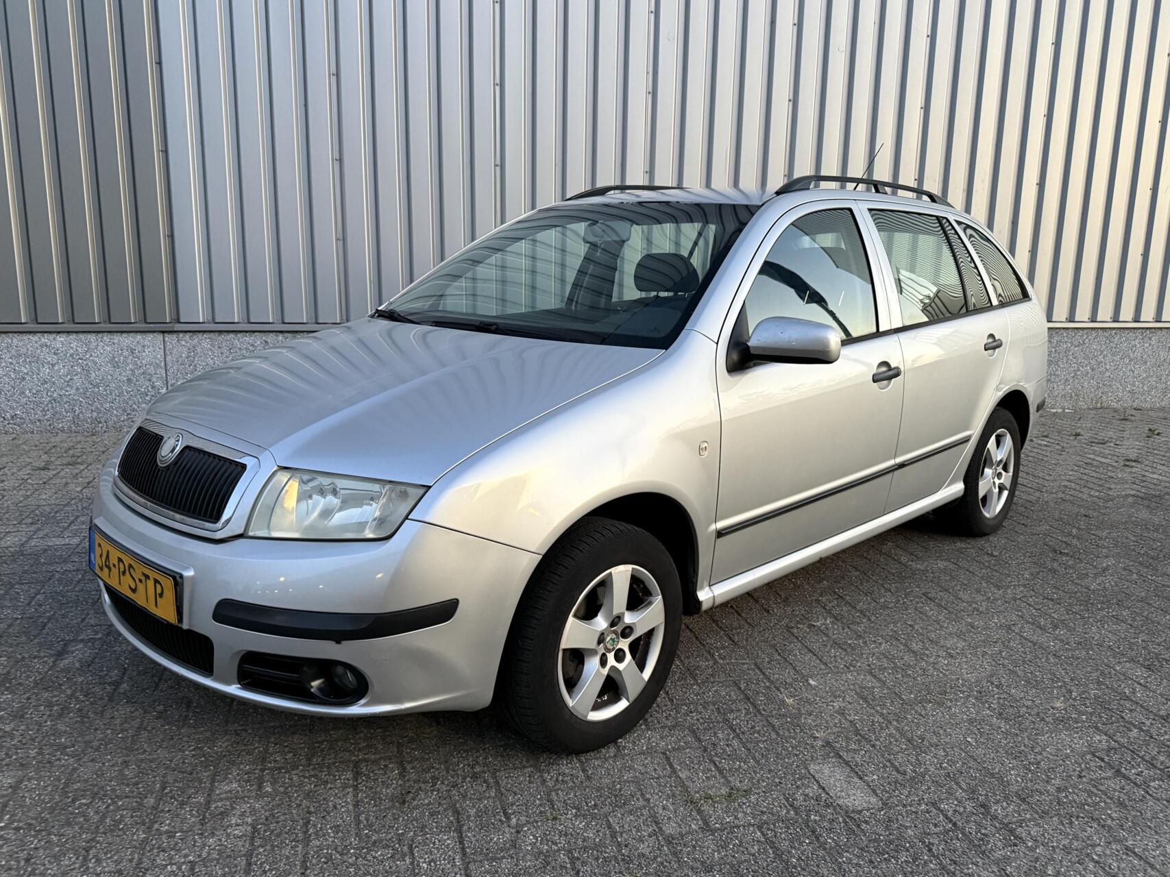 Skoda Fabia 1.4-16V Ambiente 2004 - voorkant