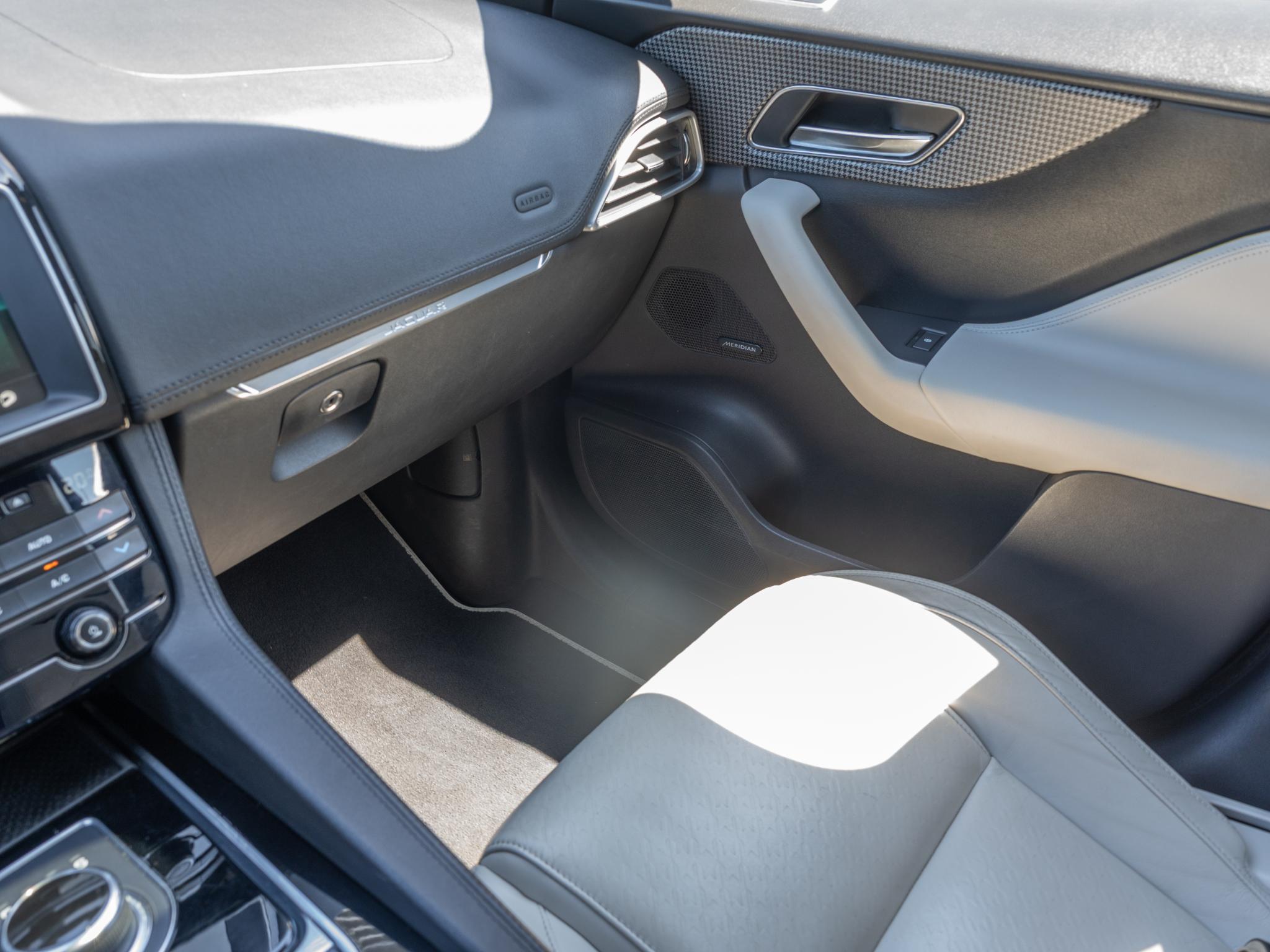 Foto van Jaguar Jaguar F-pace